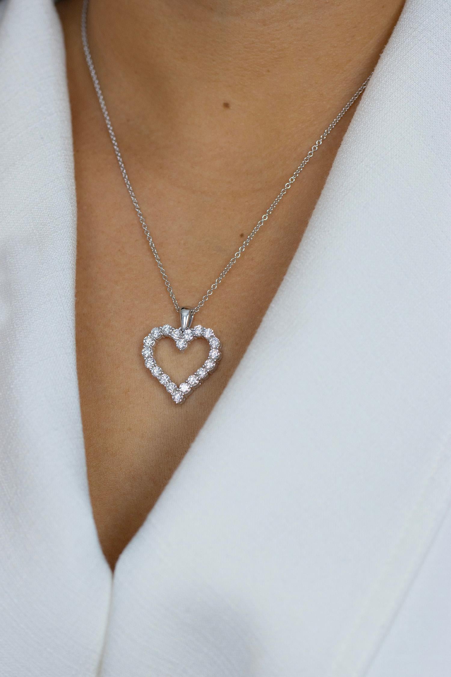 Collier pendentif cœur ajouré avec diamants ronds brillants de 2,35 carats au total en vente 1