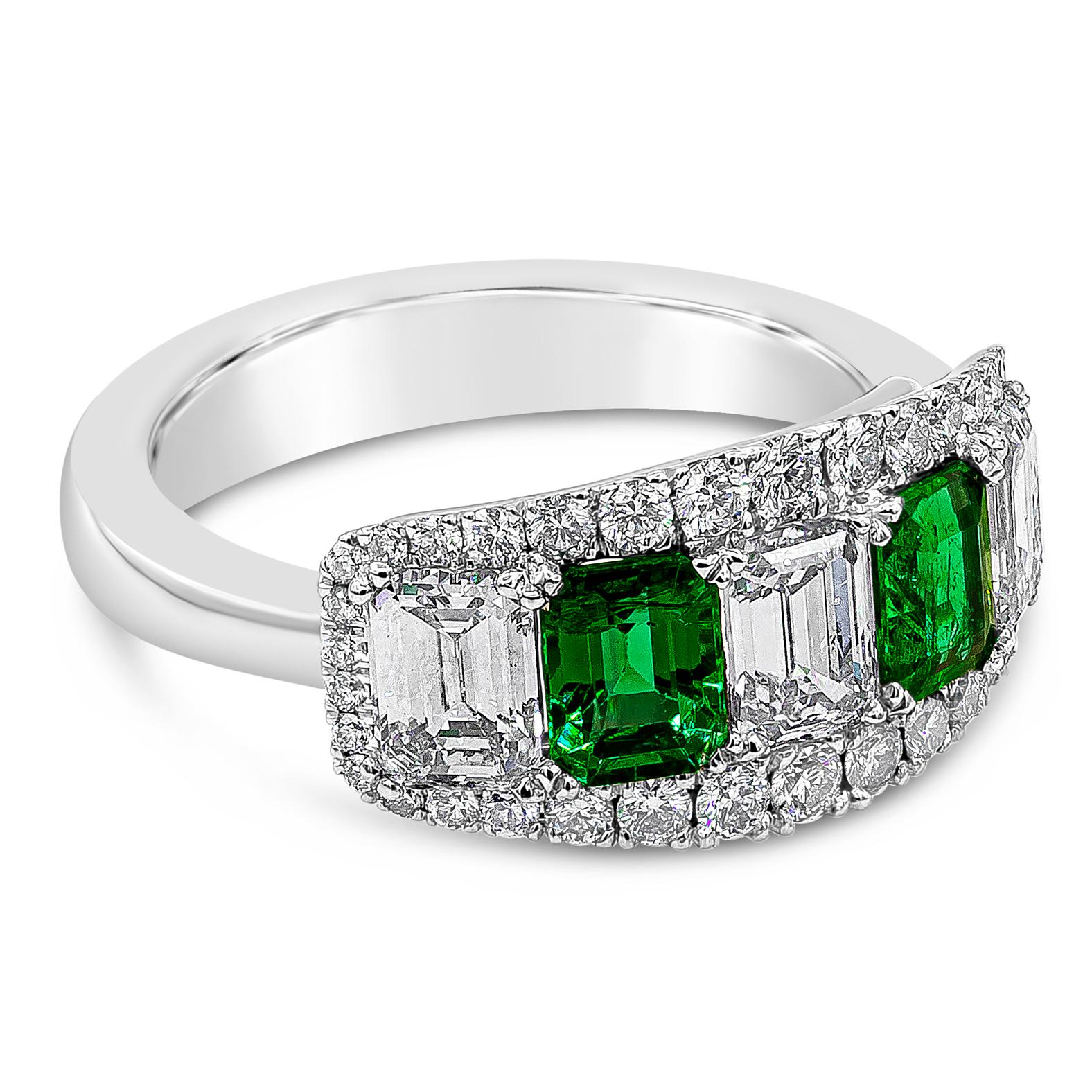 Une magnifique bague à cinq pierres présente une émeraude verte taillée en émeraude et des diamants alternant élégamment, terminés par une rangée de diamants ronds brillants. Les émeraudes vertes pèsent 0,85 carats, les diamants de taille émeraude