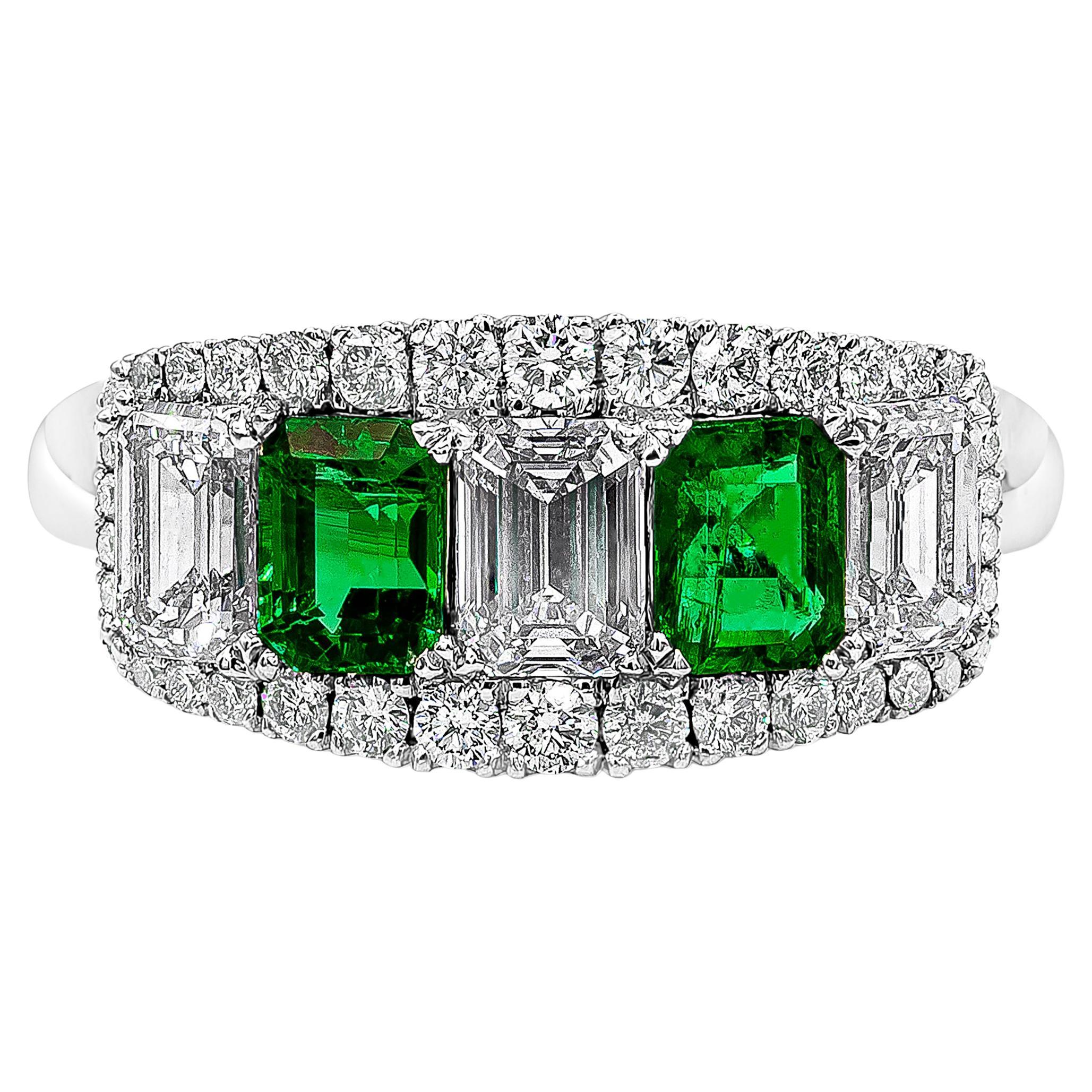 Bague à la mode à cinq pierres avec émeraude verte taille émeraude de 2,35 carats au total et diamants en vente
