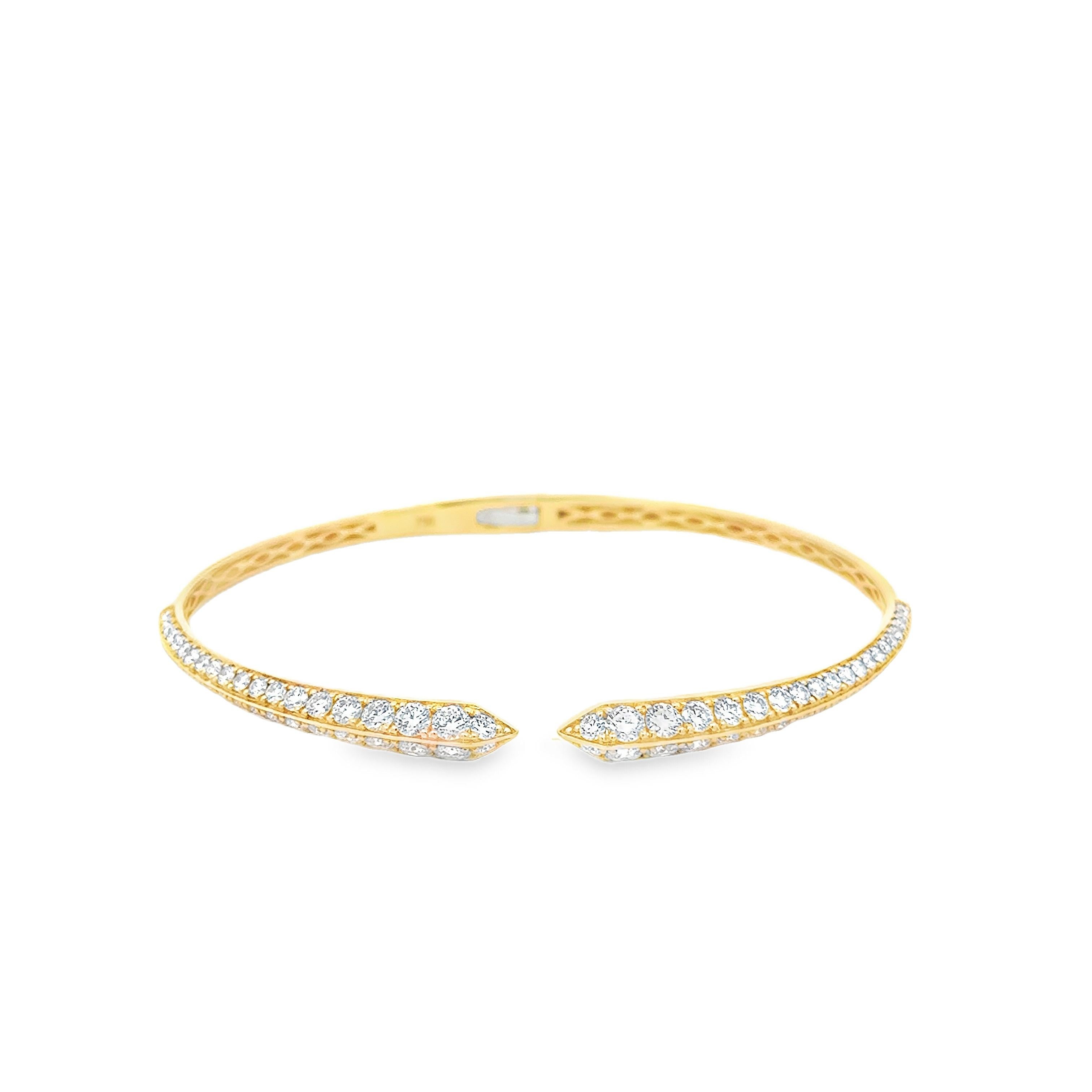 Un élégant bracelet manchette, présentant 80 diamants ronds de taille brillant gradués pesant 2,35 carats au total, sertis à mi-chemin autour du bracelet. Finement réalisé en or jaune 18 carats. Un accessoire parfait pour s'adapter à toutes les