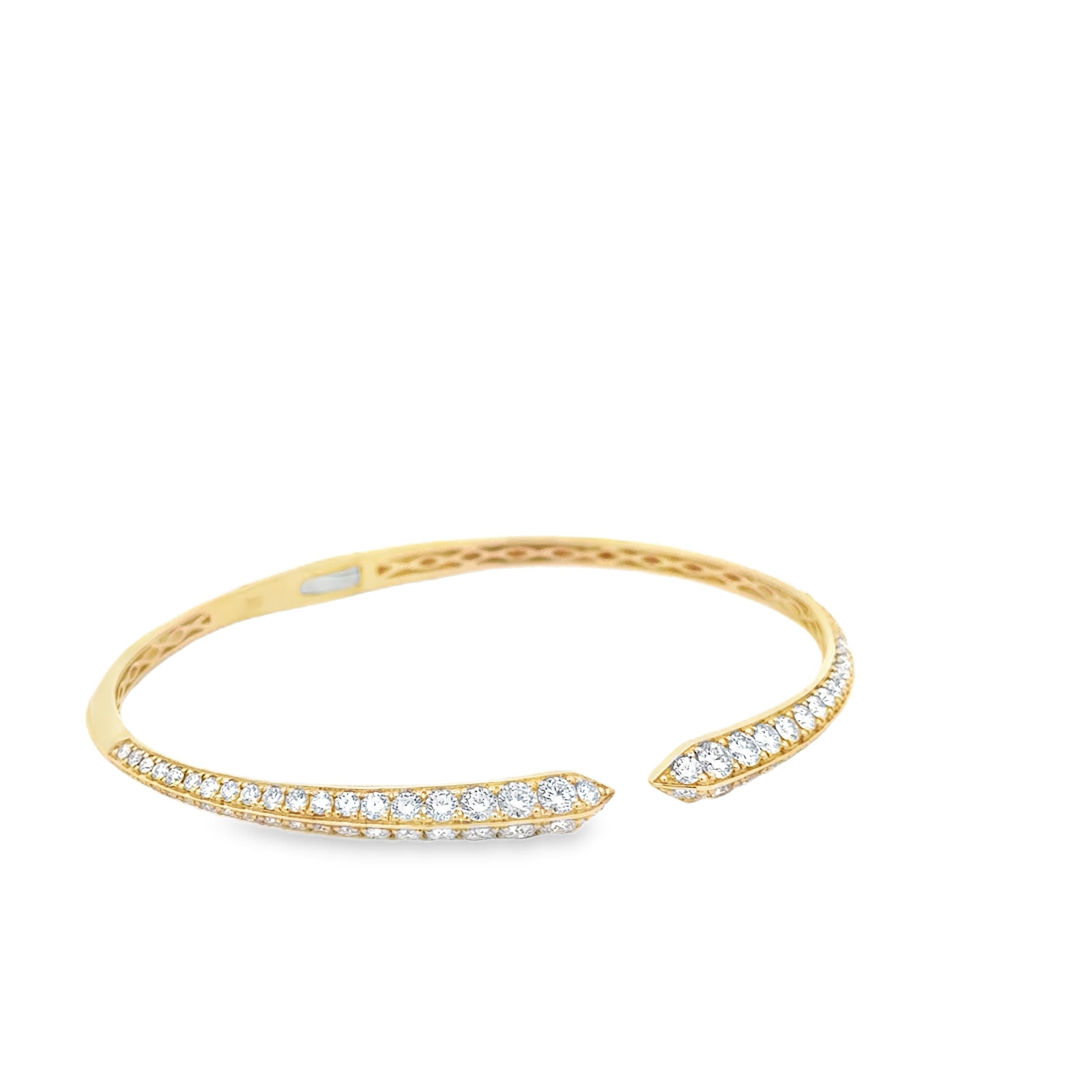 Contemporain 2.35 Carats Total Round Brilliant Cut Diamond Cuff Bangle Bracelet en vente