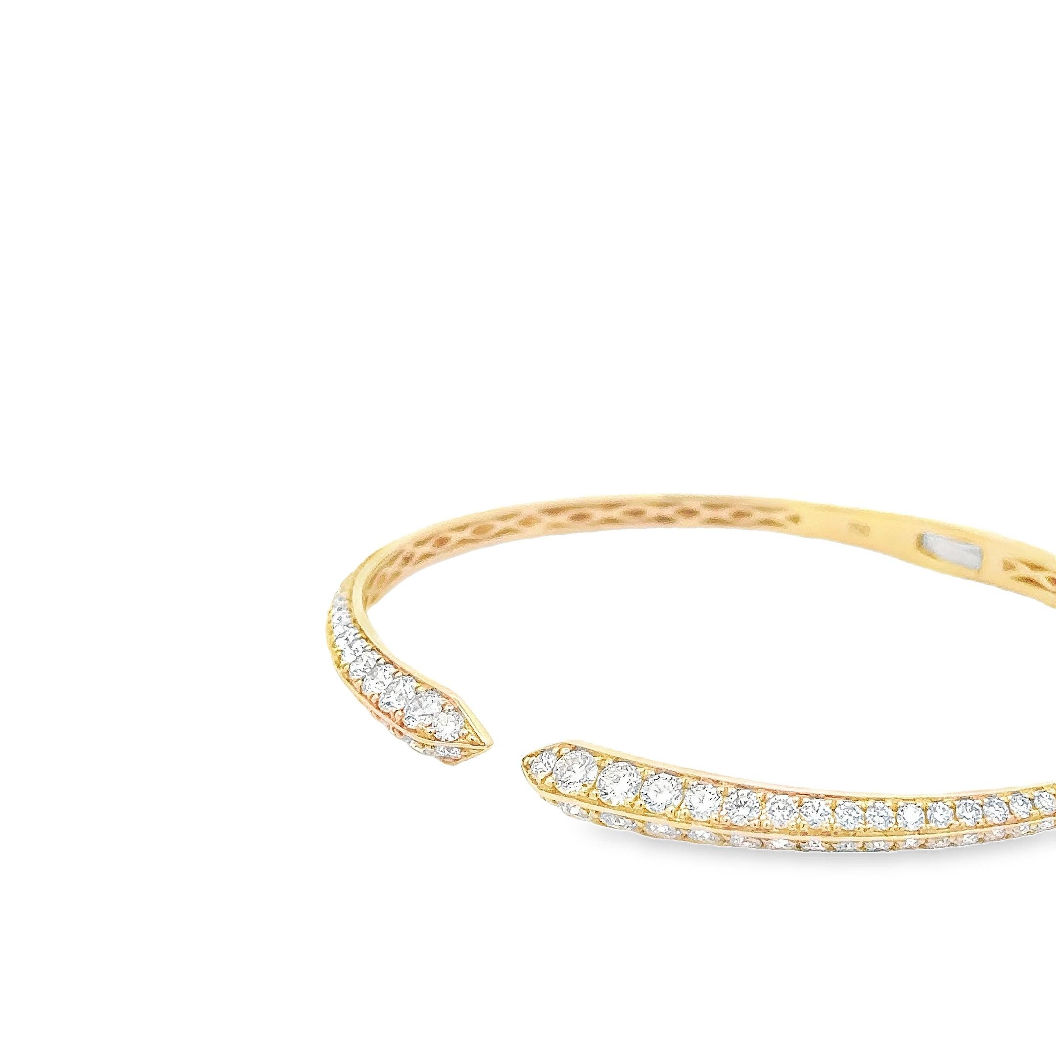 Taille ronde 2.35 Carats Total Round Brilliant Cut Diamond Cuff Bangle Bracelet en vente