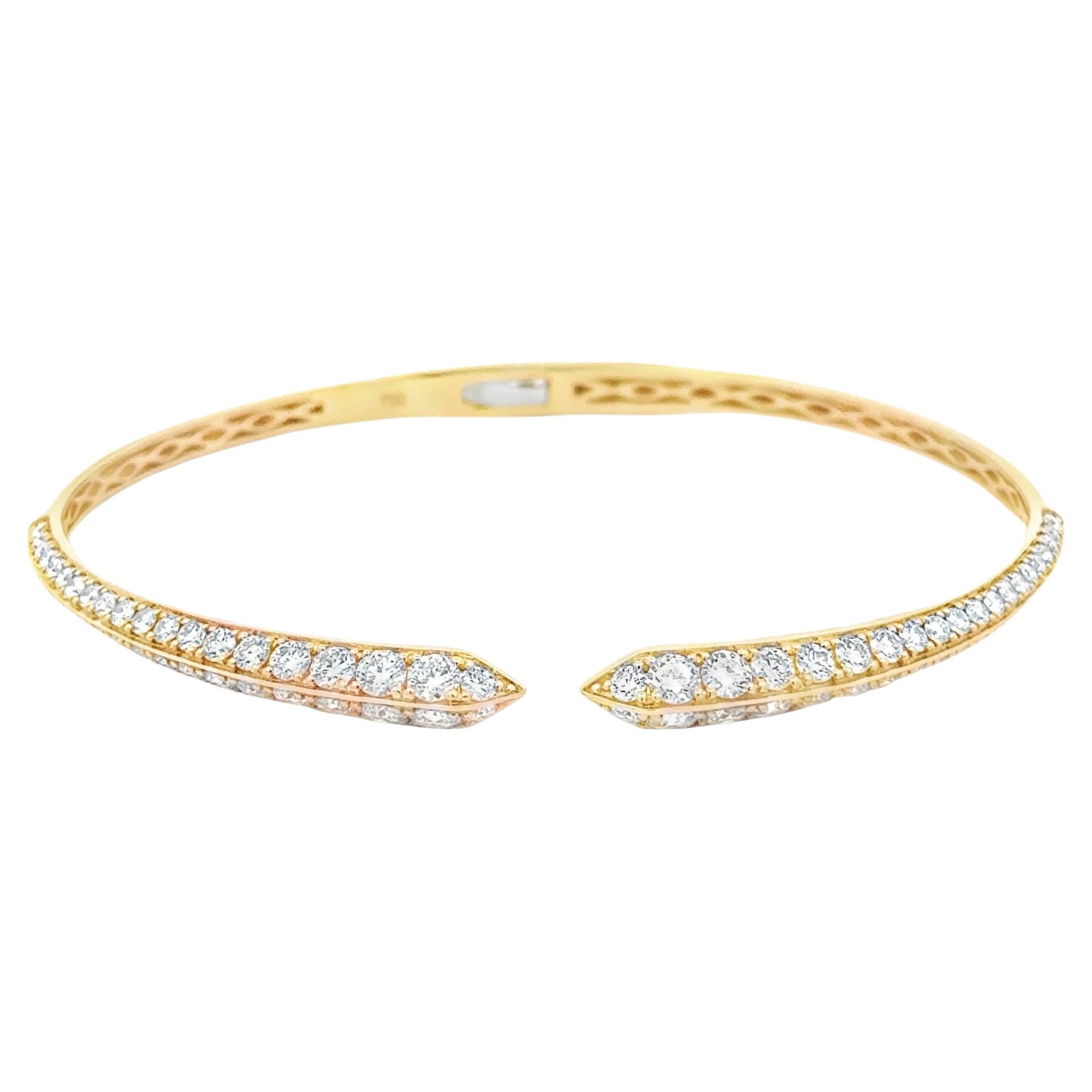 Manschettenarmreif mit 2,35 Karat insgesamt rundem Diamanten im Brillantschliff