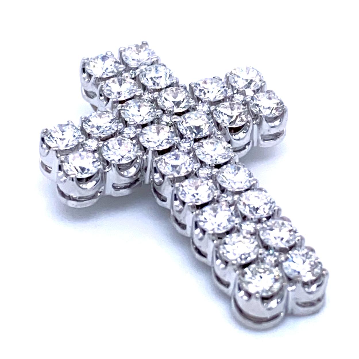 Taille ronde Pendentif croix en or 18 carats serti de diamants de 2,35 carats et pavé de U en vente