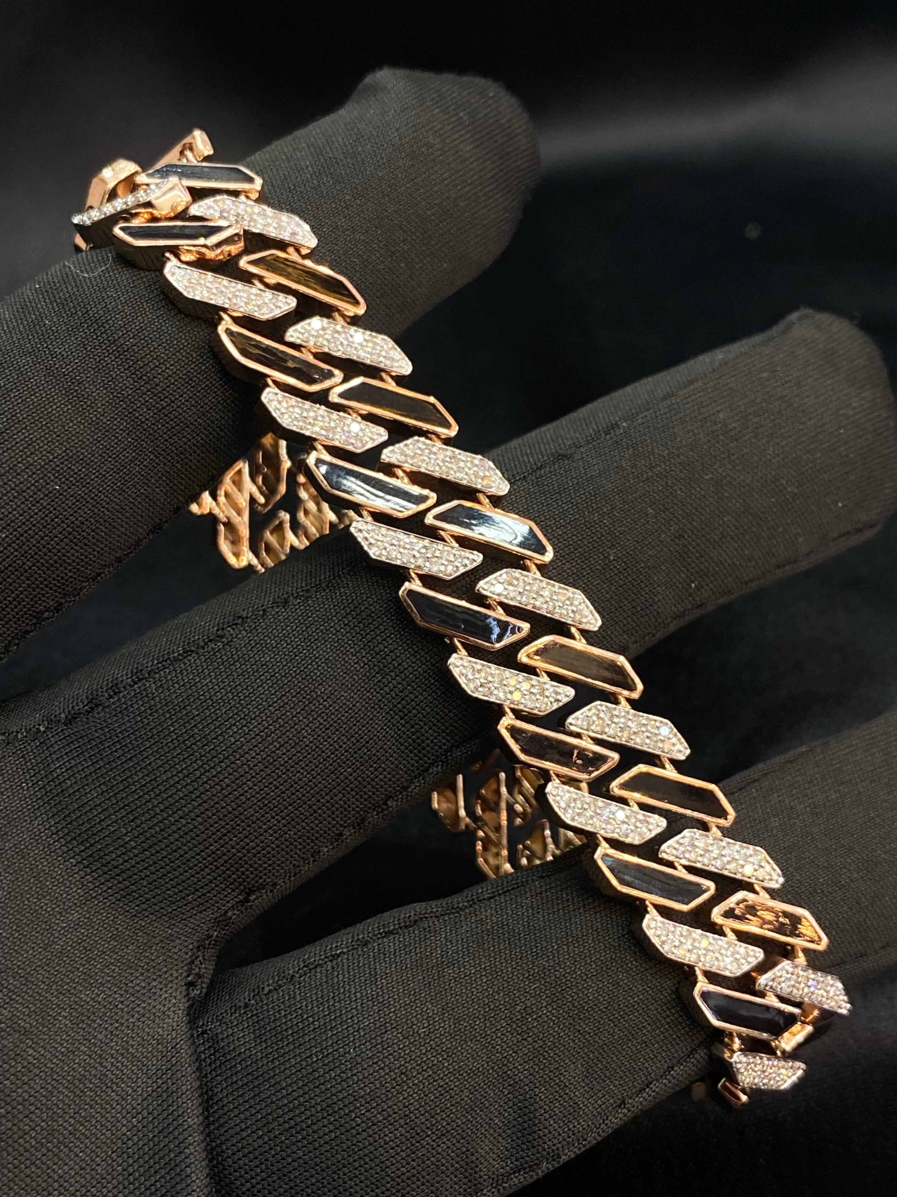 Un bracelet renferme un charme particulier, capable de susciter ce sourire inestimable. Voici ce bracelet de tennis pour homme orné de diamants de 2,35 carats en or 14k, une pièce qui respire la splendeur royale et qui vous fera vous sentir comme un