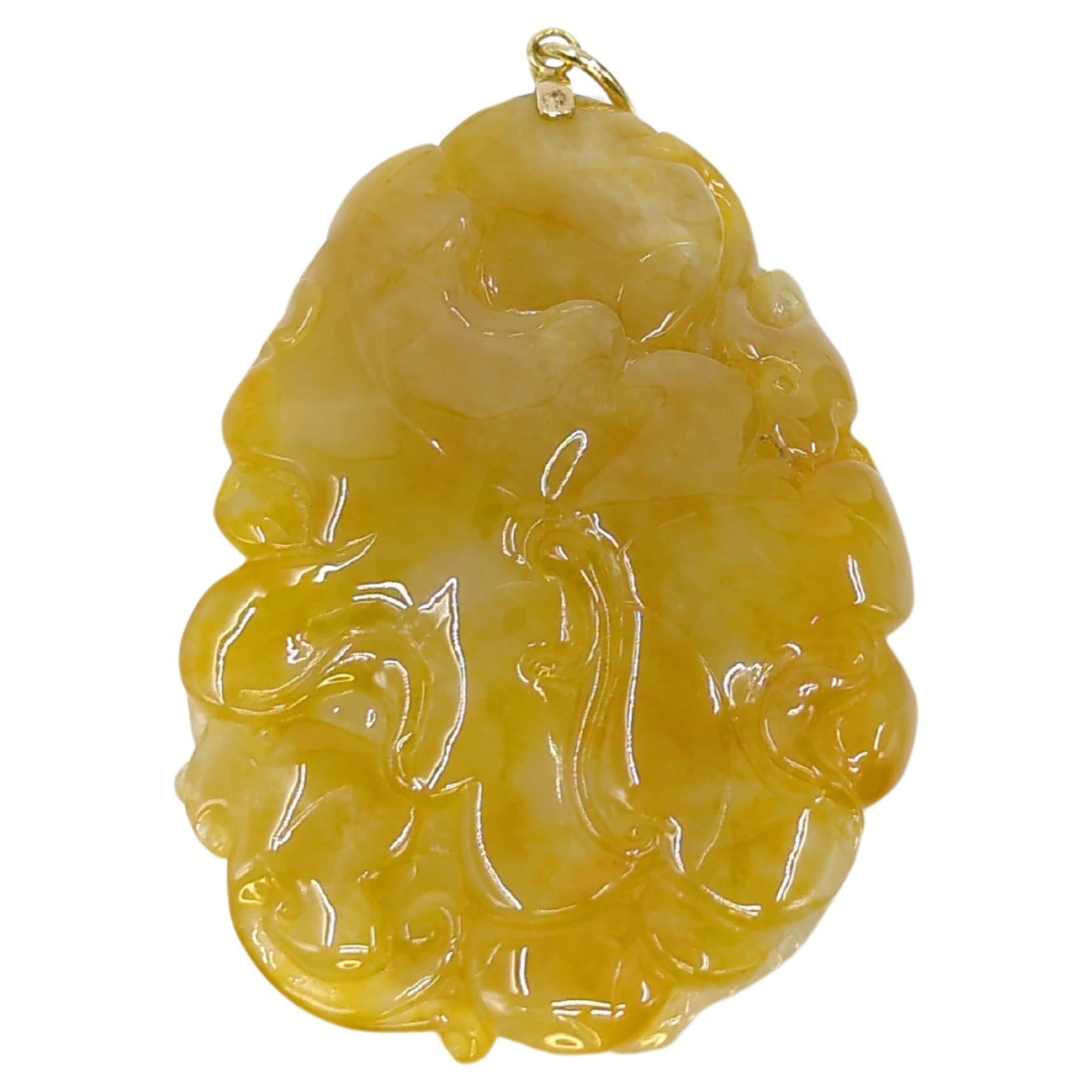 Cet exquis pendentif en jadéite jaune (62x43x12mm), magistralement sculpté sous la forme d'un chi-dragon serrant une pièce de monnaie dans sa gueule, est un symbole de prospérité et de bonne fortune. Le revers du pendentif présente une feuille de