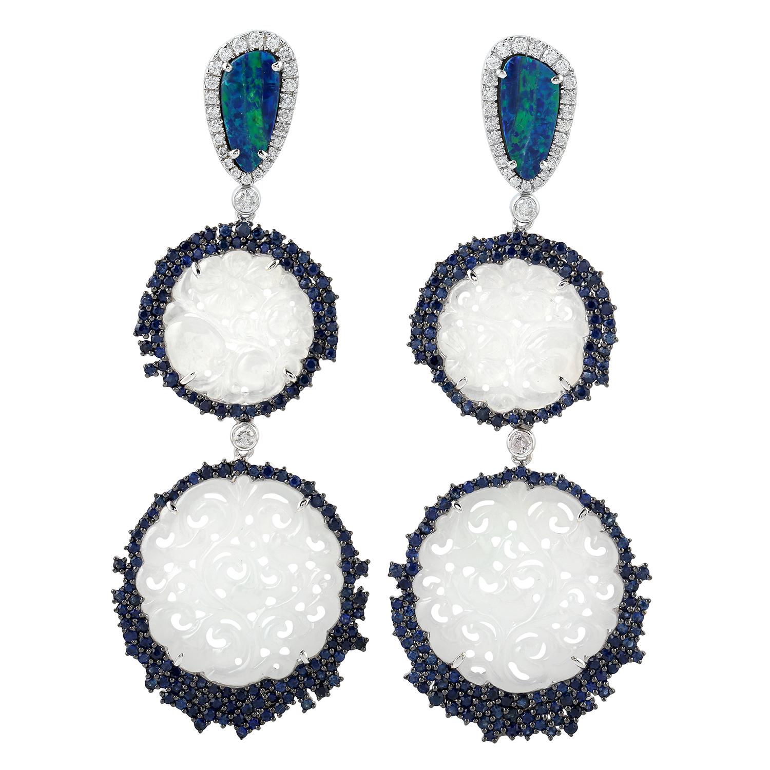 23,59 Karat geschnitzte Jade-Ohrringe mit Opal und Saphir aus 18 Karat Weißgold (Gemischter Schliff) im Angebot
