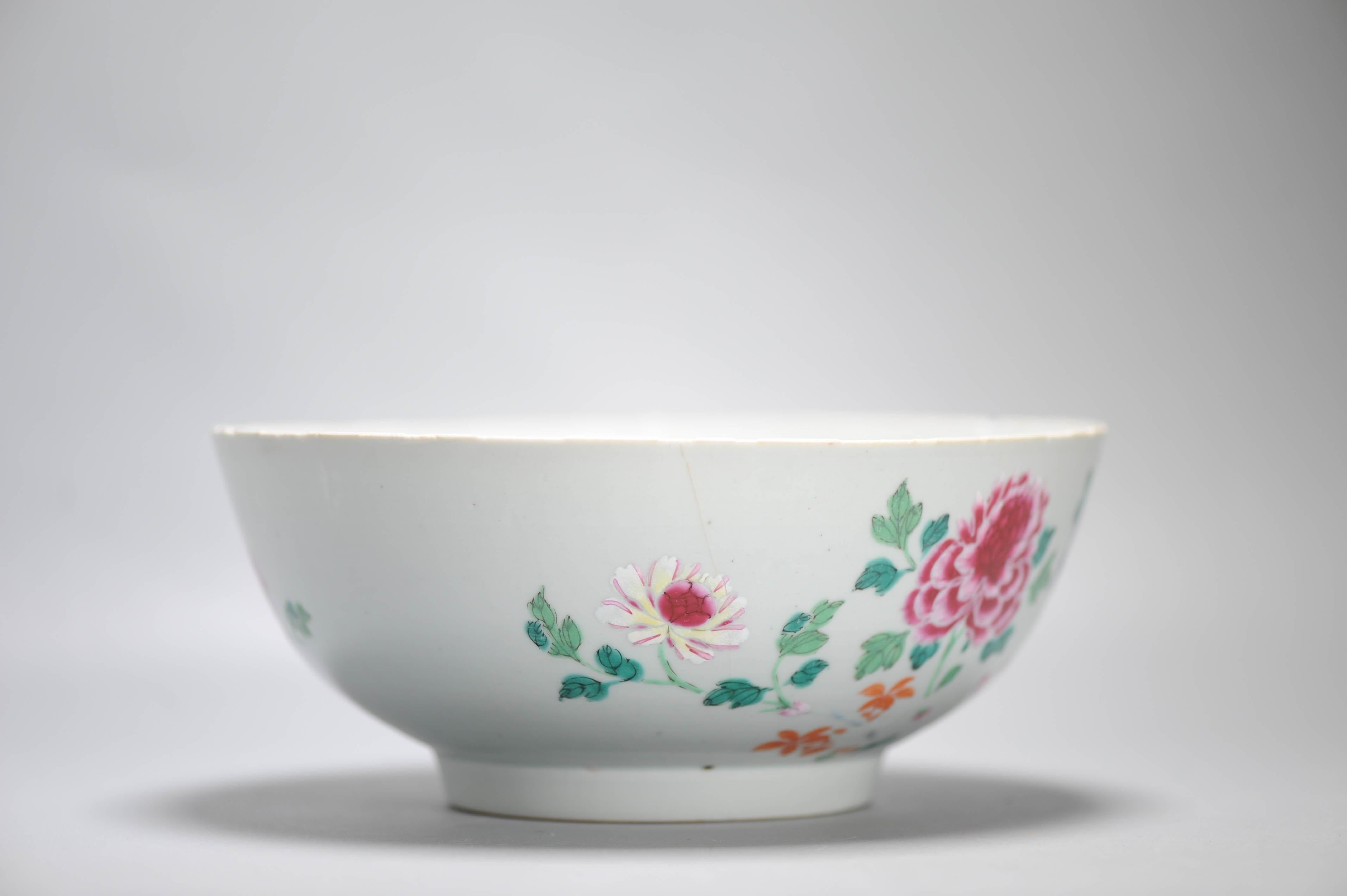 23.5 cm Antike 1740-1750 chinesische Porzellanschale China Famille Rose Qianlong, Famille Rose Qianlong im Zustand „Hervorragend“ im Angebot in Amsterdam, Noord Holland