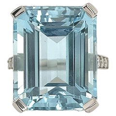 23,5ct Aquamarin im Smaragdschliff mit 0,20ct Diamanten in Platin gefasst