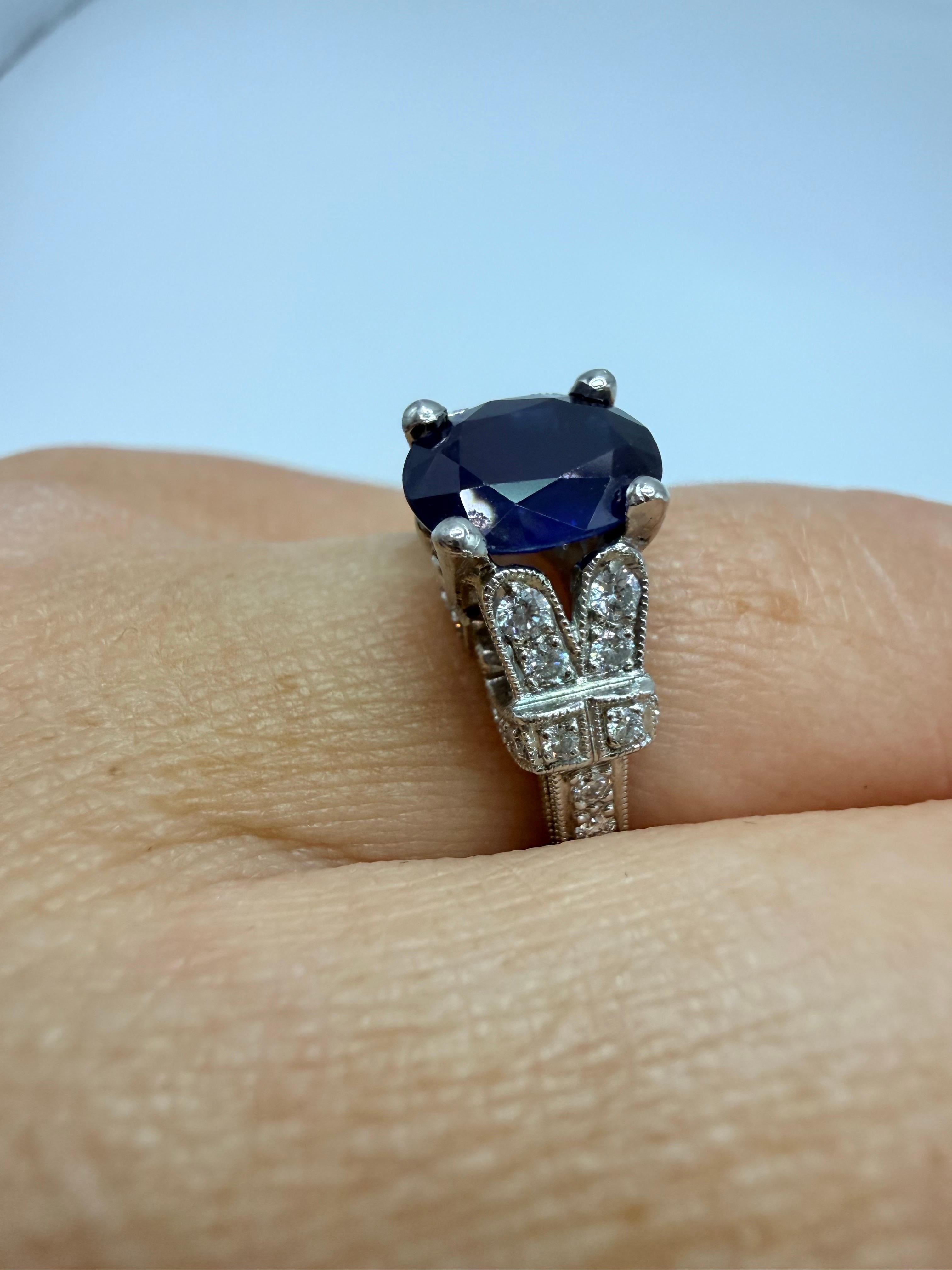 Taglio ovale Anello con zaffiro ovale da 2,35 carati in platino con incisione a mano in vendita