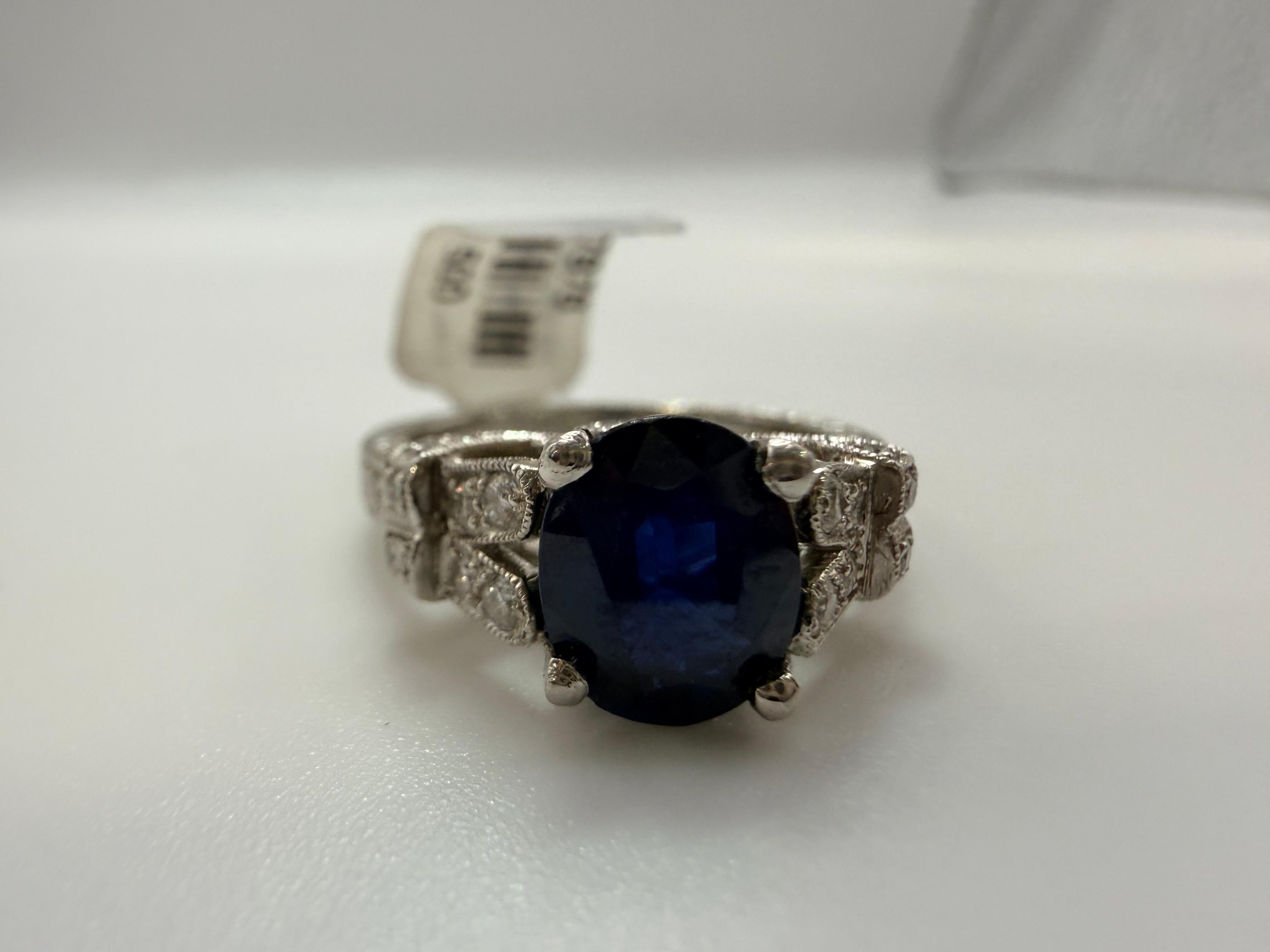 Anello con zaffiro ovale da 2,35 carati in platino con incisione a mano In condizioni Nuovo in vendita a Boca Raton, FL