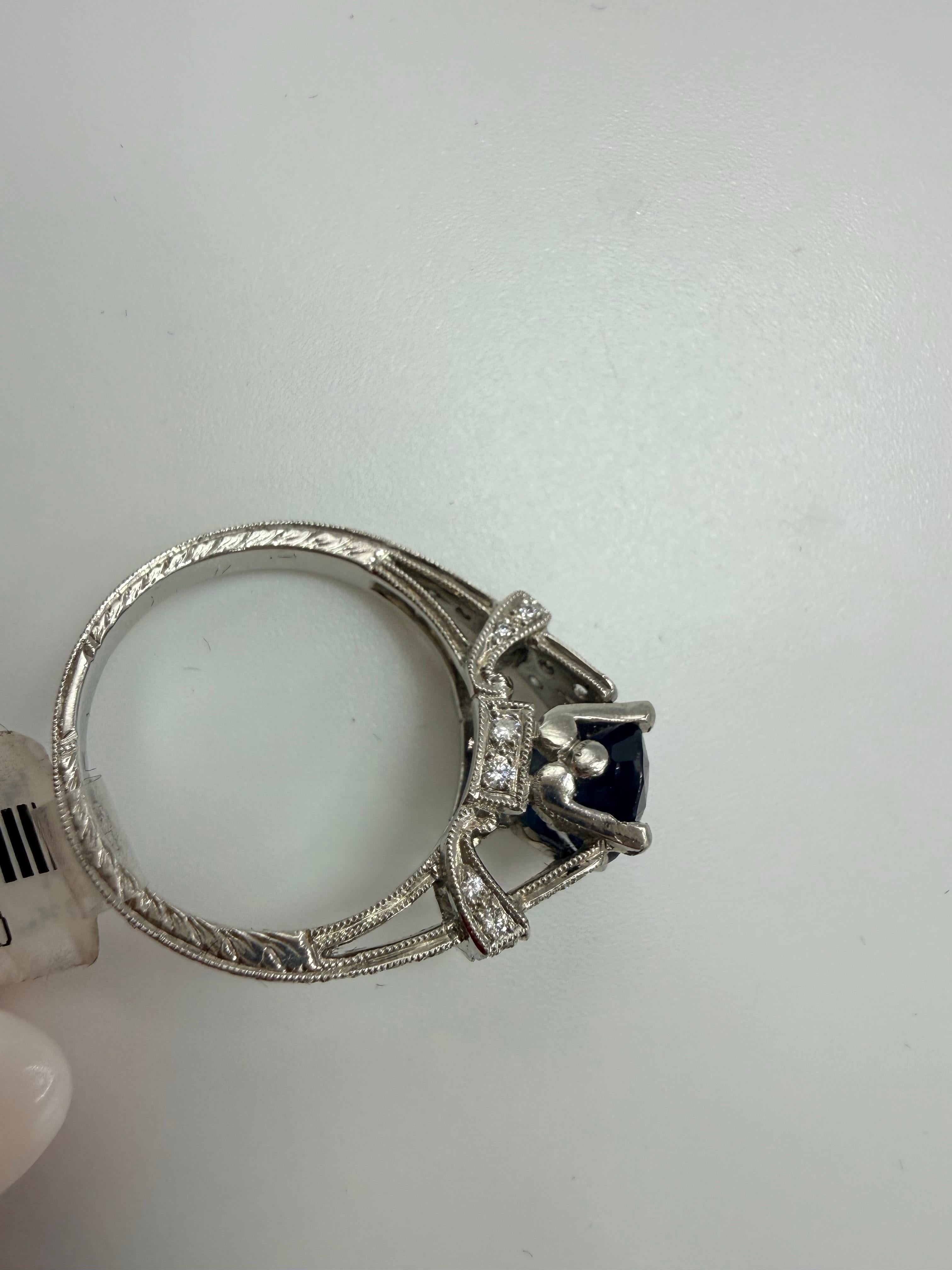 da uomo o donna Anello con zaffiro ovale da 2,35 carati in platino con incisione a mano in vendita