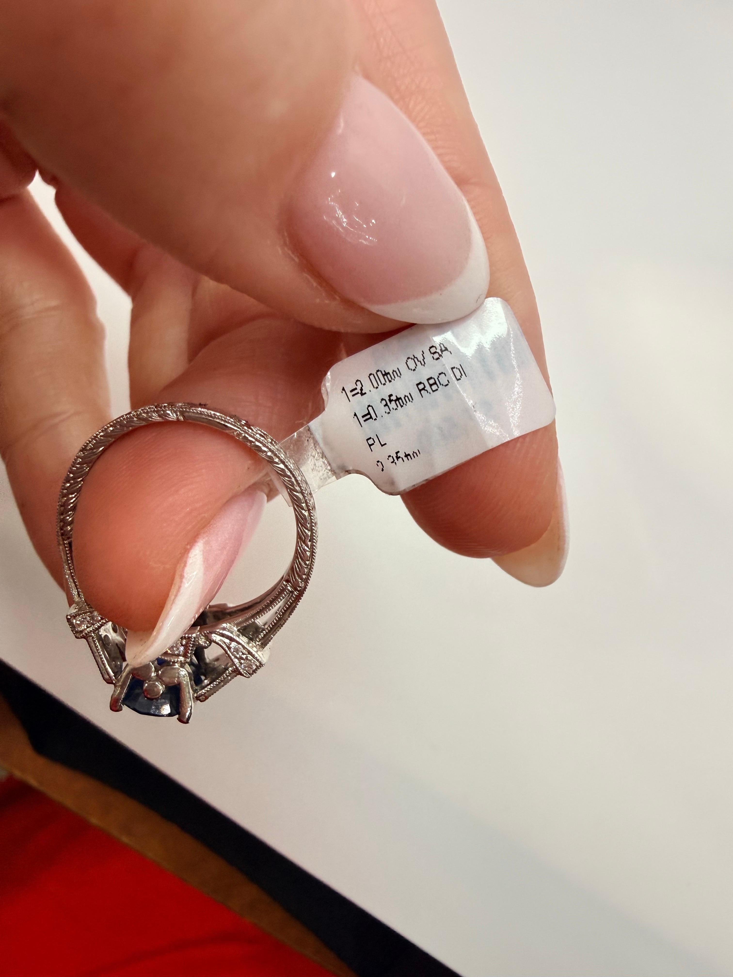 Anello con zaffiro ovale da 2,35 carati in platino con incisione a mano in vendita 1