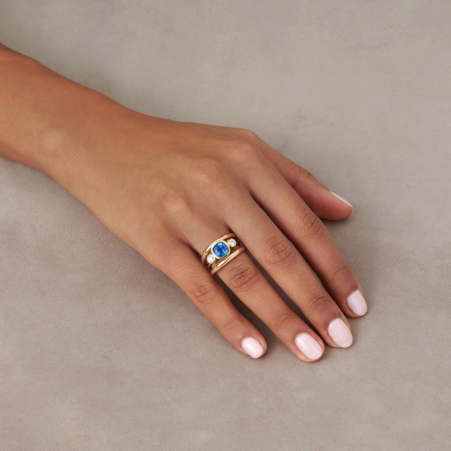 2,35 Karat Königsblauer Saphir & Diamant 3 Band Ring (Zeitgenössisch) im Angebot