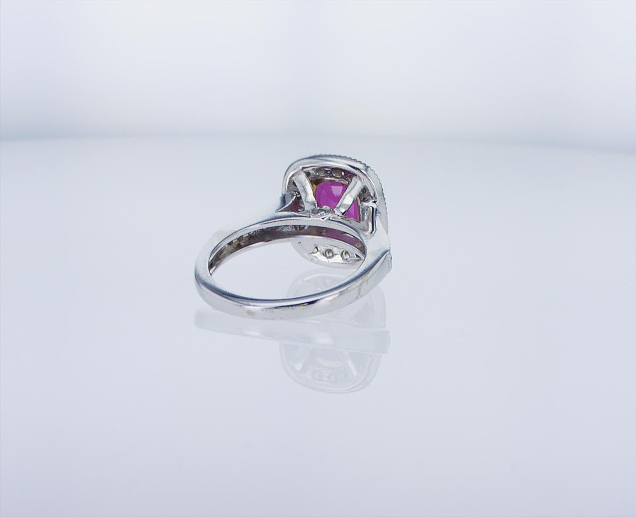 2.35ct Ruby Cocktail Ring in 18k Gold For Sale 3