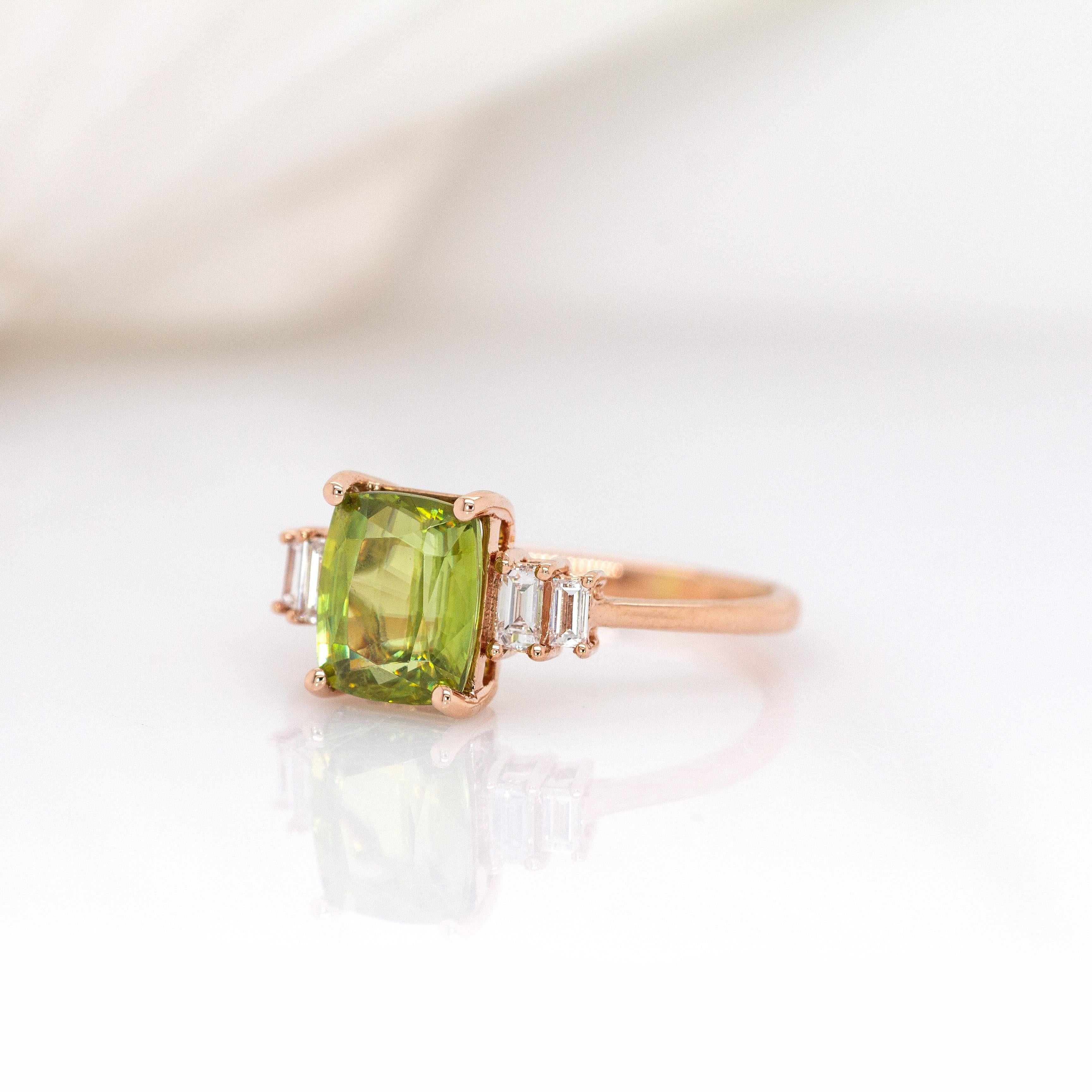 Anillo de Esfena de 2,35cts, 8x6mm con Acentos de Diamantes Naturales: Oro rosa macizo de 14 quilates Corte esmeralda en venta