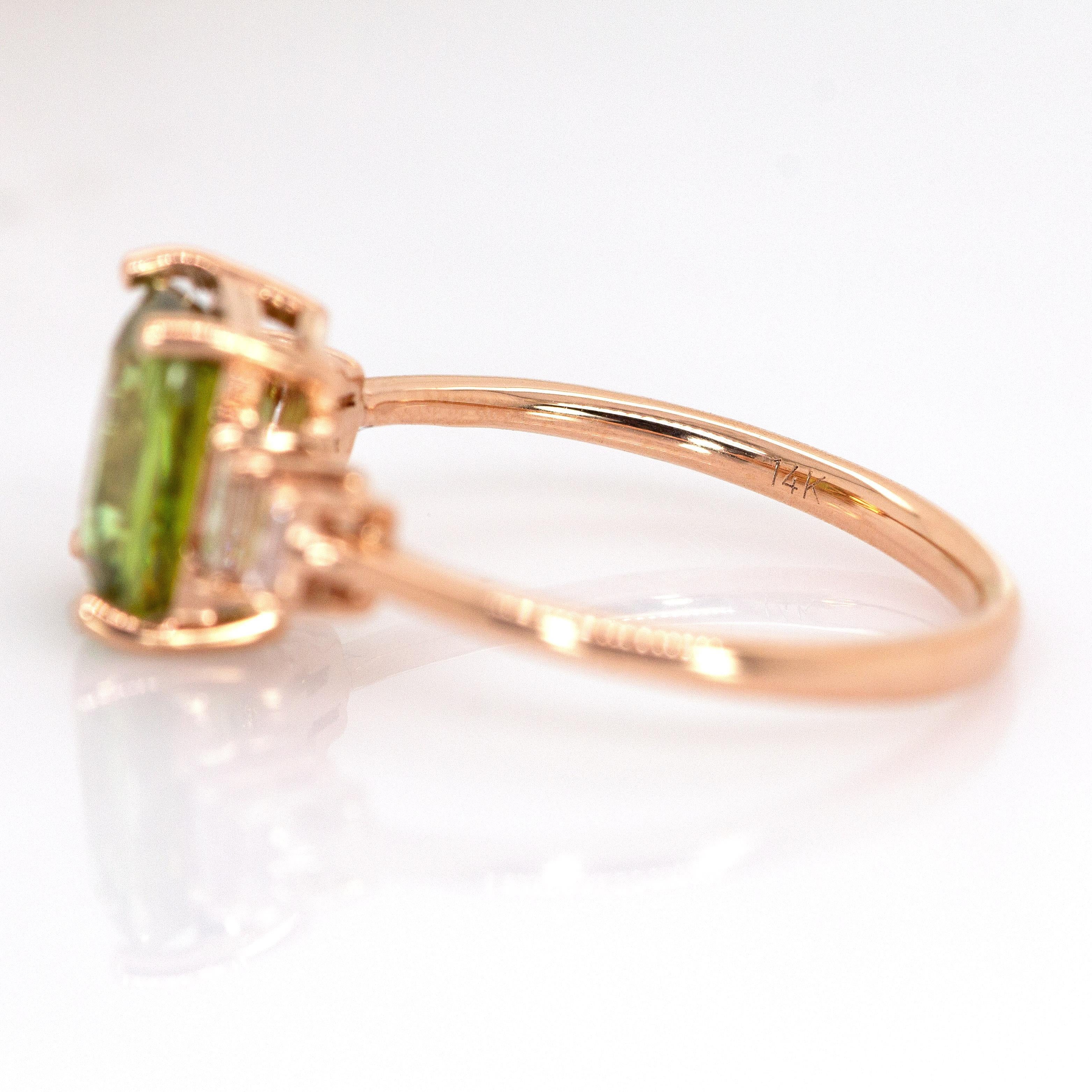 Anillo de Esfena de 2,35cts, 8x6mm con Acentos de Diamantes Naturales: Oro rosa macizo de 14 quilates en venta 1