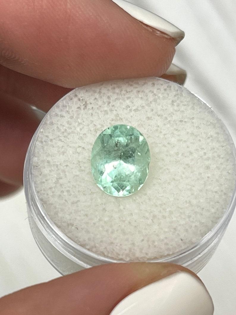 Piedra: Esmeralda
Peso: 2,36 quilates
Forma: Corte Oval
Claridad: Transparente
Lustre: Bueno
Color: Verde claro
Medidas: 9,44 mm x 8,03 mm x 6,07 mm
Origen geográfico: Colombia
Tratamiento: Natural, Engrasado

Observaciones: Debido a sus condiciones