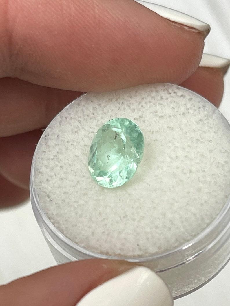 Esmeralda Colombiana Verde Espuma de Mar Gruesa de 2,36 Quilates - Piedra de Nacimiento de Mayo de Talla Ovalada Moderno en venta