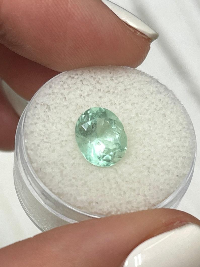 Esmeralda Colombiana Verde Espuma de Mar Gruesa de 2,36 Quilates - Piedra de Nacimiento de Mayo de Talla Ovalada Corte oval en venta