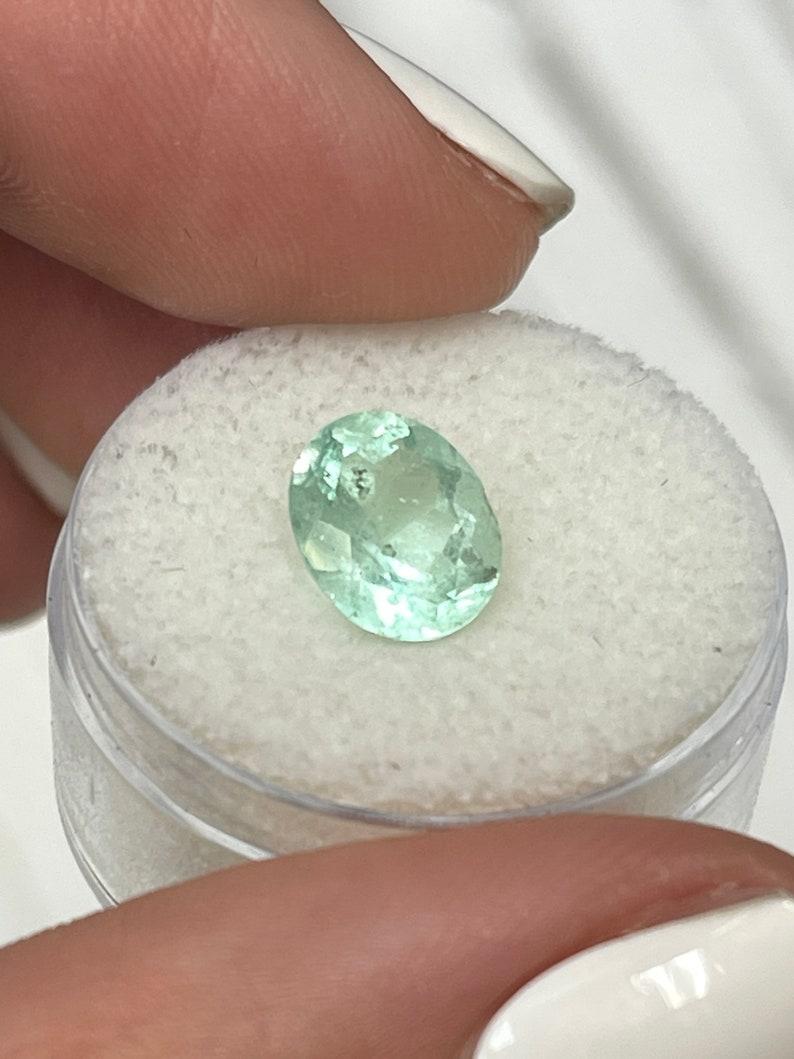 Esmeralda Colombiana Verde Espuma de Mar Gruesa de 2,36 Quilates - Piedra de Nacimiento de Mayo de Talla Ovalada en Nuevo estado para la venta en Jupiter, FL
