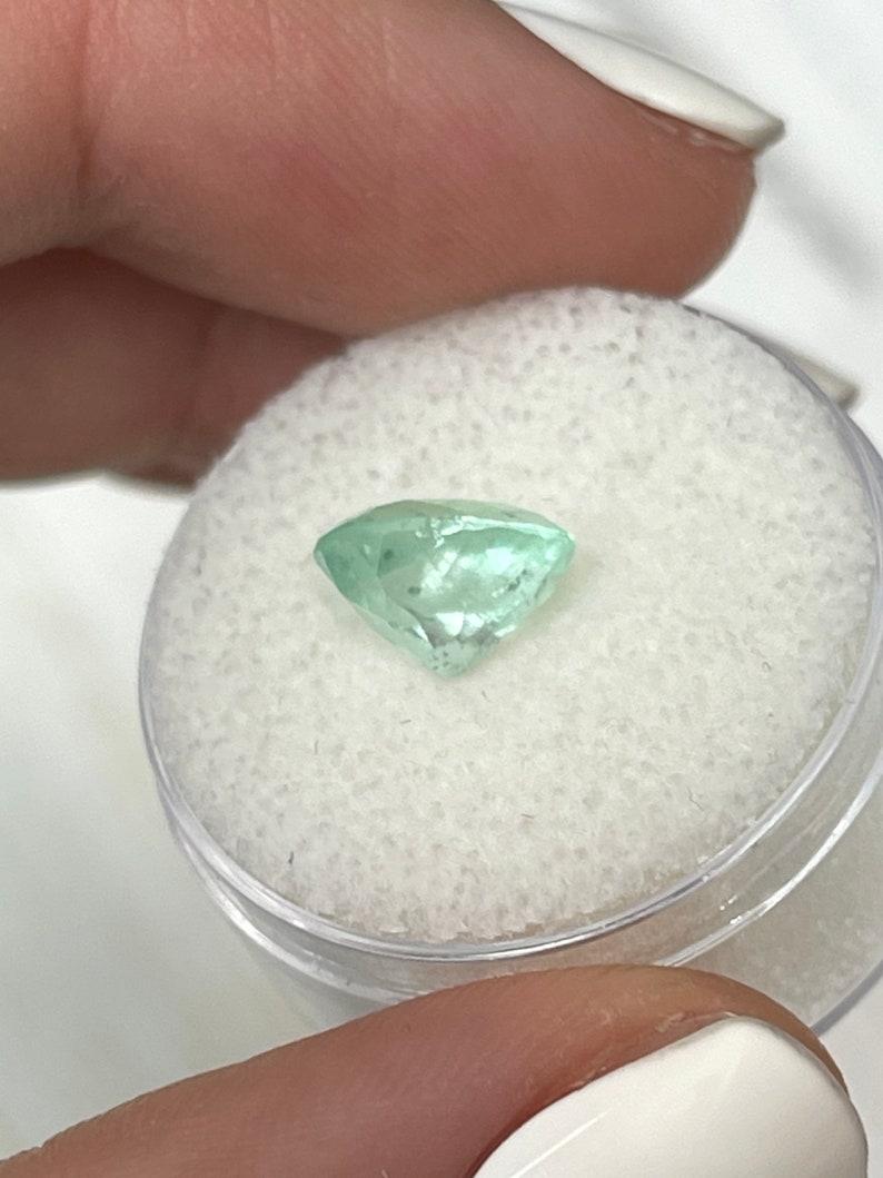 Femenino o masculino Esmeralda Colombiana Verde Espuma de Mar Gruesa de 2,36 Quilates - Piedra de Nacimiento de Mayo de Talla Ovalada en venta