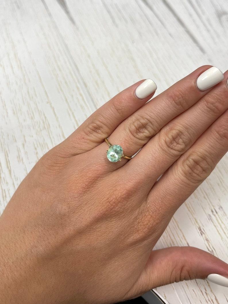 Esmeralda Colombiana Verde Espuma de Mar Gruesa de 2,36 Quilates - Piedra de Nacimiento de Mayo de Talla Ovalada en venta 1