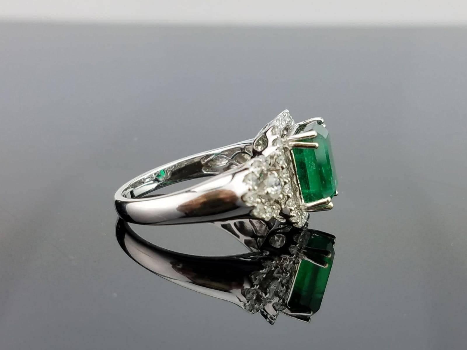 Verlobungsring mit 2,36 Karat Smaragd und Diamant aus 18 Karat Gold (Art déco) im Angebot