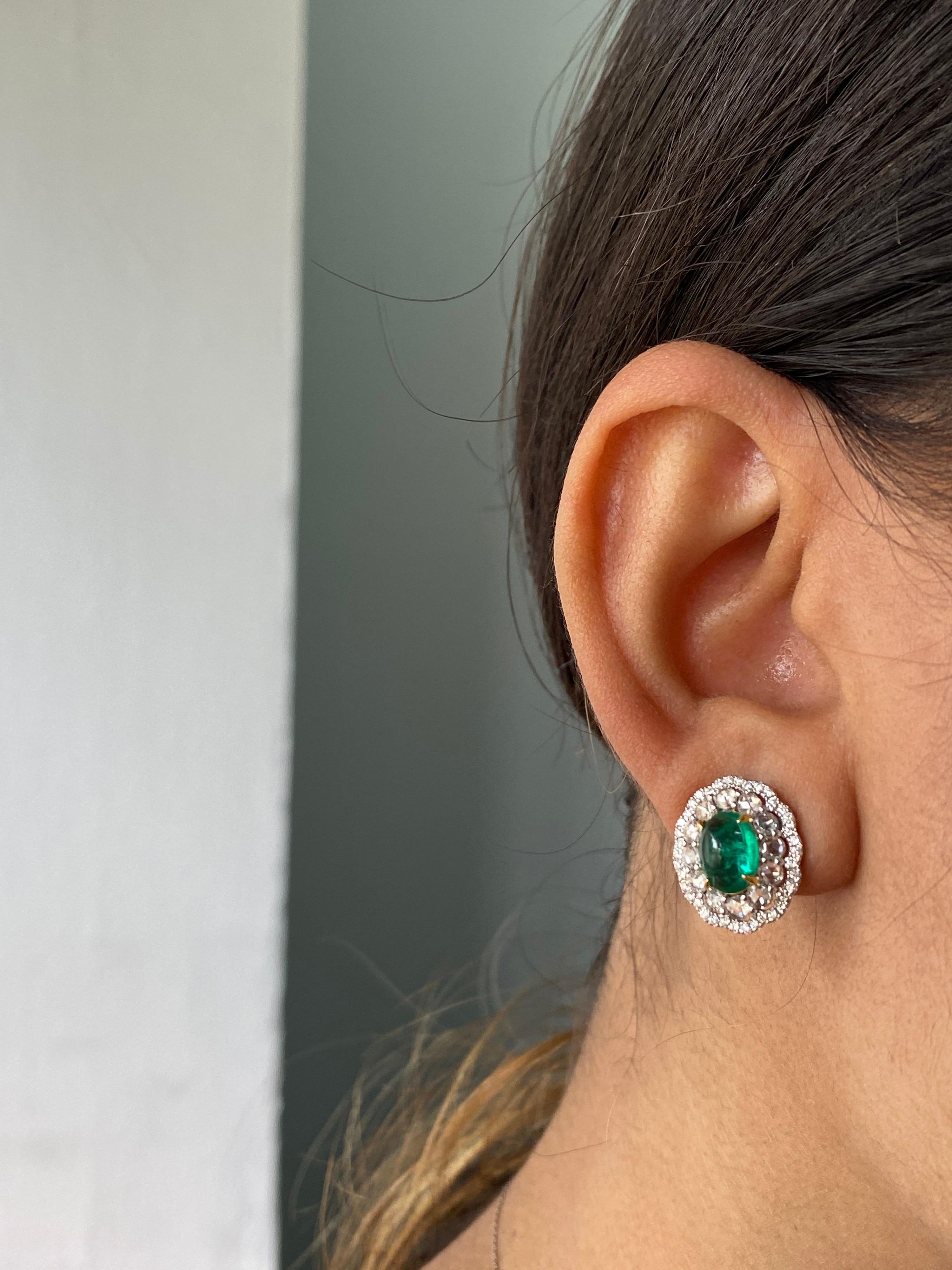 2,36 Karat Smaragd Cabochon und Diamant-Ohrstecker im Zustand „Neu“ im Angebot in Bangkok, Thailand