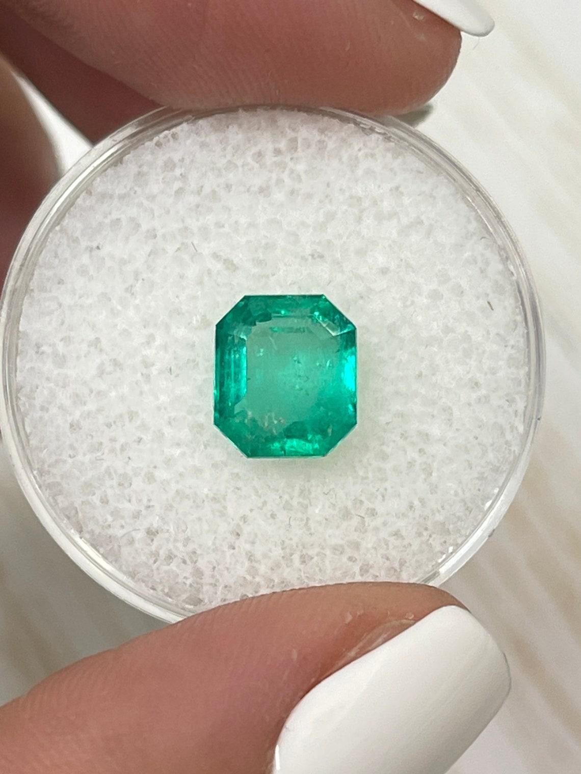 Stein: Smaragd
Gewicht: 2,36 Karat
Form: Smaragd-Schliff
Klarheit: Transparent
Lüster: Sehr gut
Farbe: Mittelgrün
Abmessungen: 8,60 mm x 7,52 mm x 4,90 mm
Geografische Herkunft: Kolumbien
Behandlung: Natürlich, Ölen

Bemerkungen: Aufgrund der