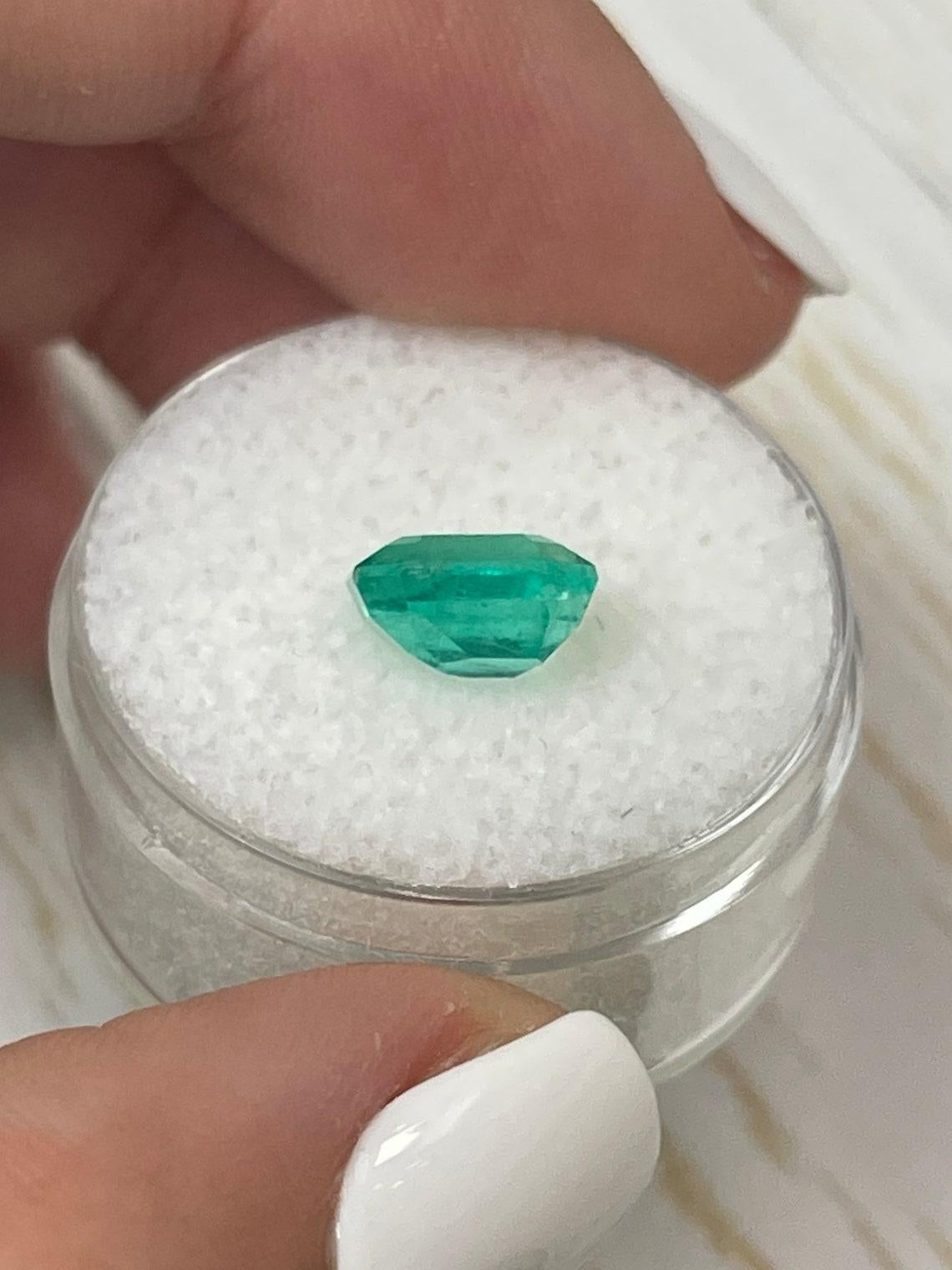 2,36 Karat Smaragdschliff Muzo Grüner Kolumbianischer Smaragd Edelstein mit Clips-Ecken im Angebot 1