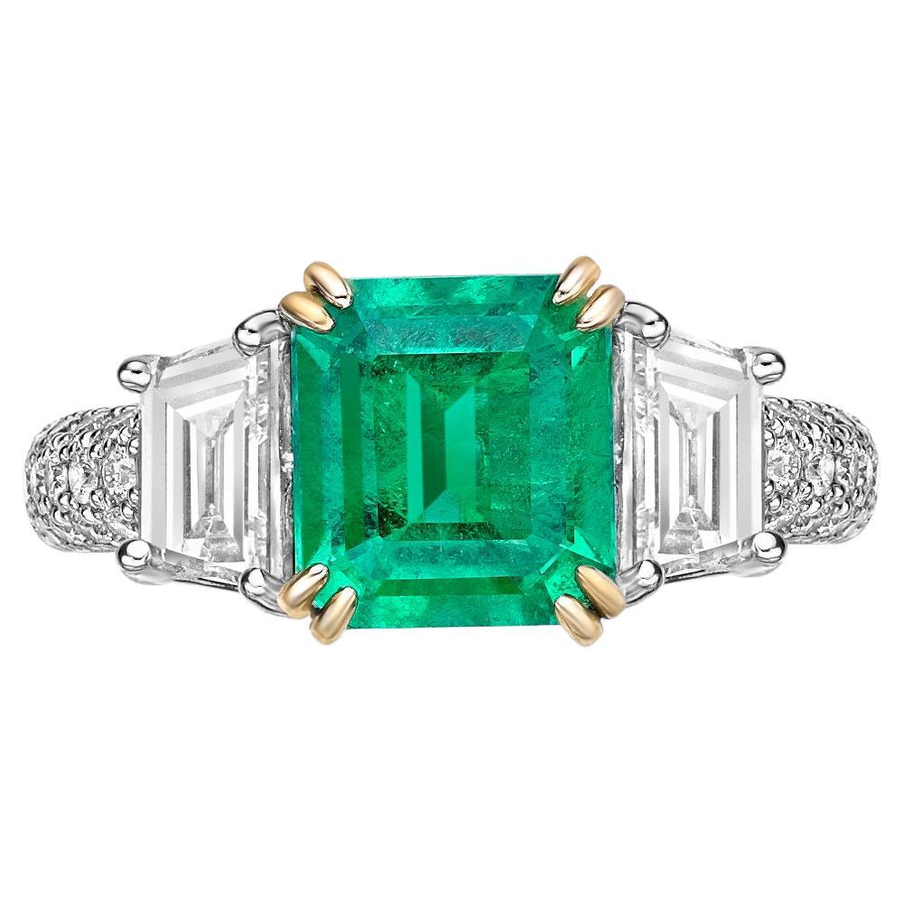 2,36 Karat Smaragd Fancy Ring aus 18 Karat Weiß- und Gelbgold mit weißem Diamant. im Angebot