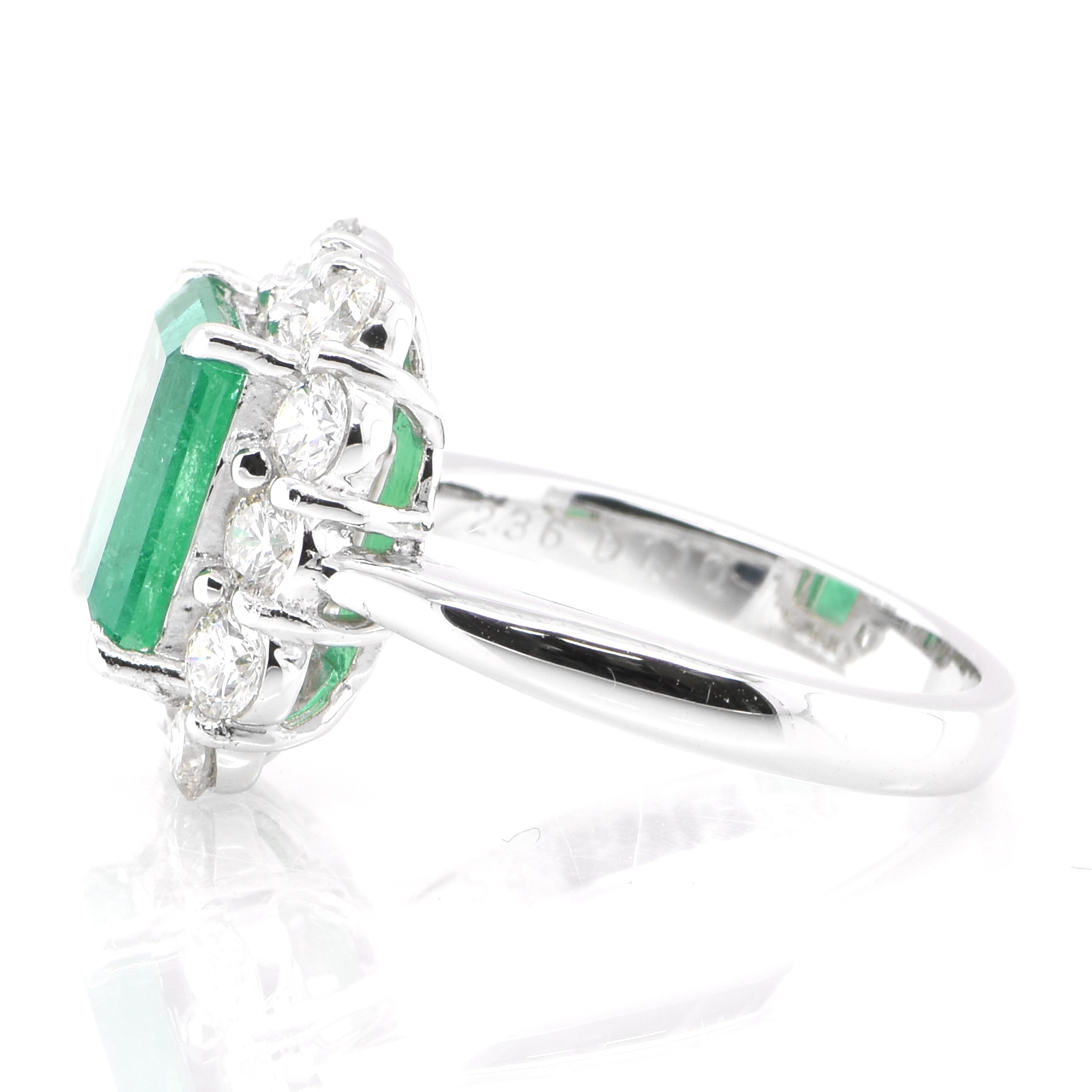 2.36 Carat Natural Colombian Emerald and Diamond Ring Set in Platinum In New Condition In Tokyo, JP