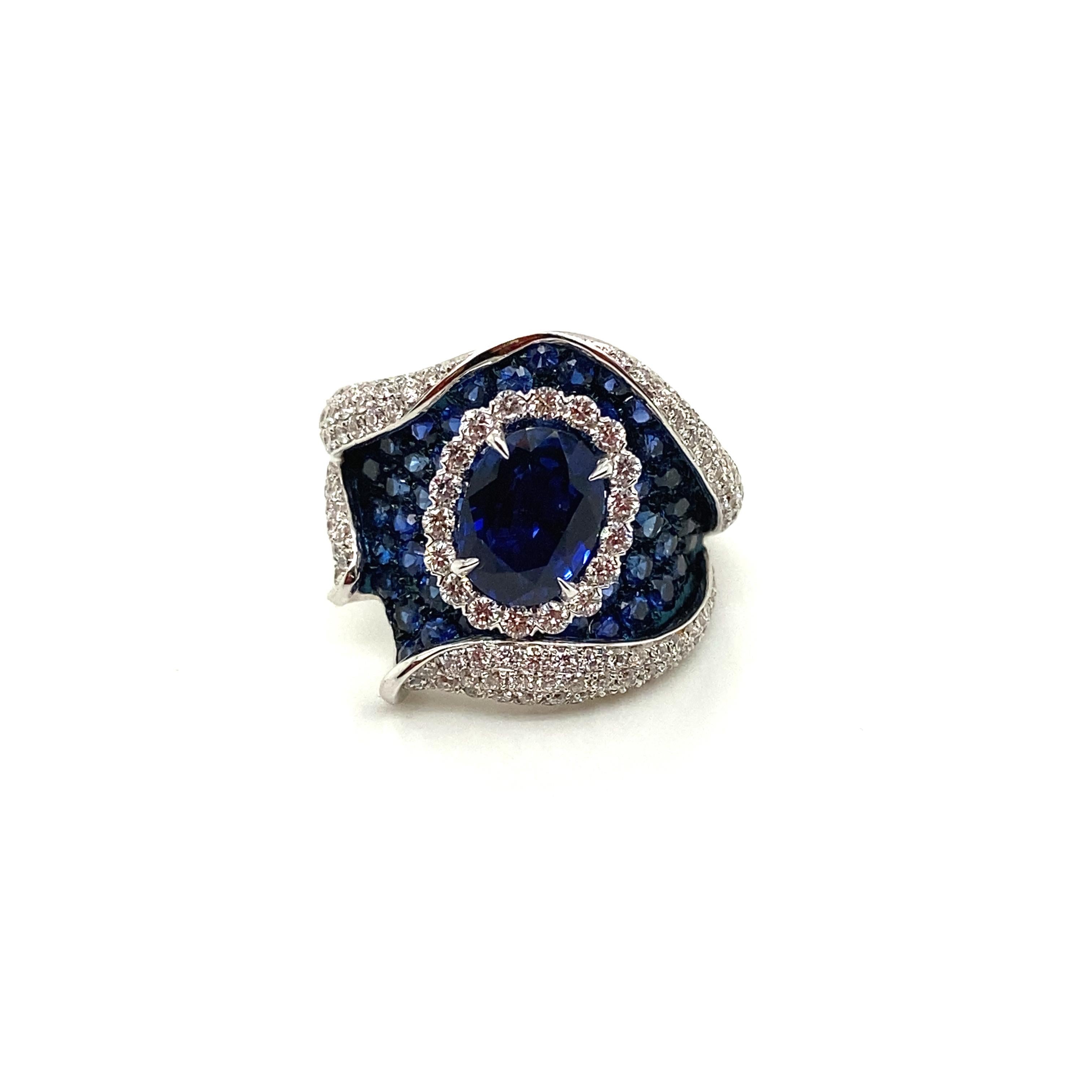 2,36 Karat Natürlicher Ovalschliff Königsblauer Saphir und weißer Diamant Goldring im Zustand „Neu“ im Angebot in Hong Kong, HK