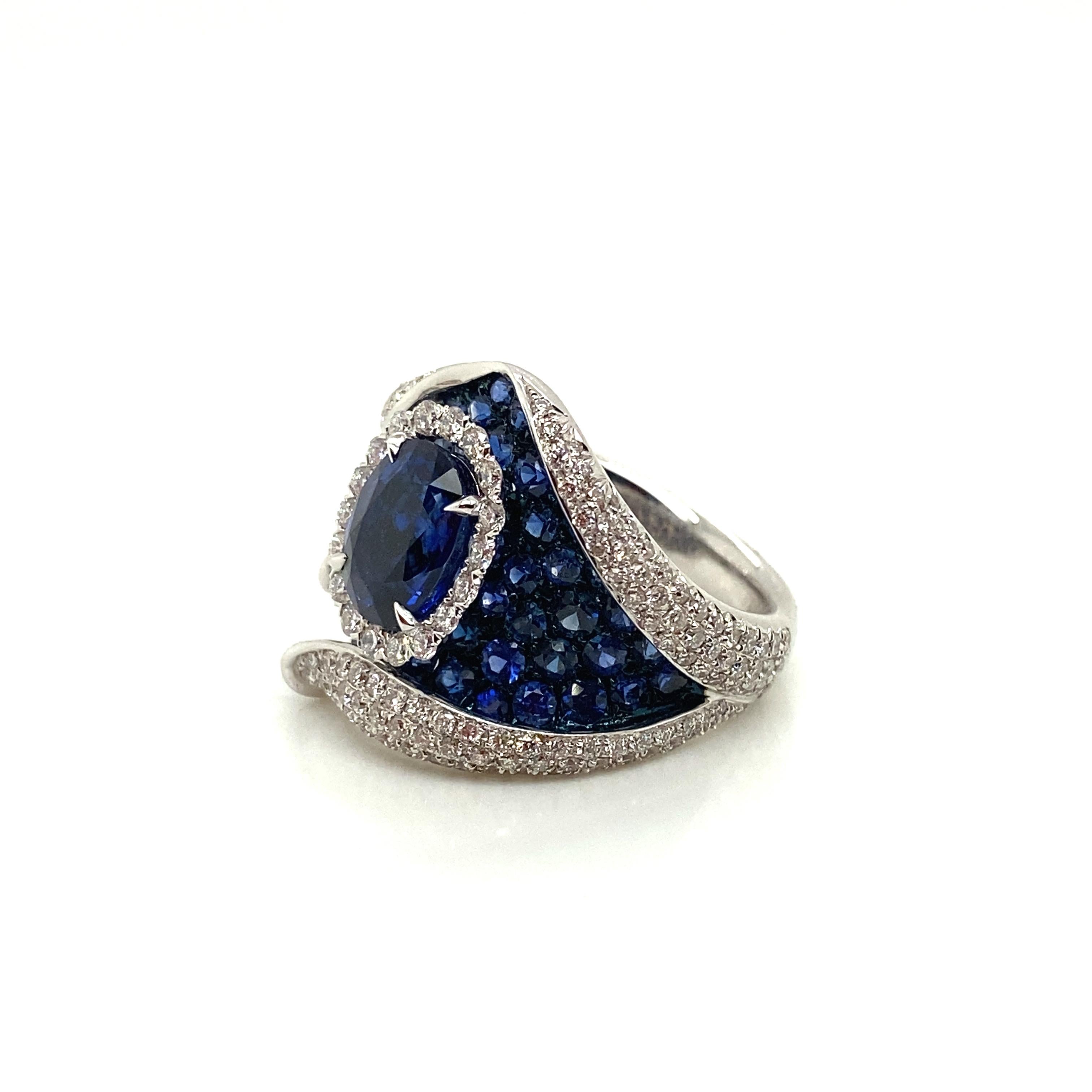 2,36 Karat Natürlicher Ovalschliff Königsblauer Saphir und weißer Diamant Goldring im Angebot 2