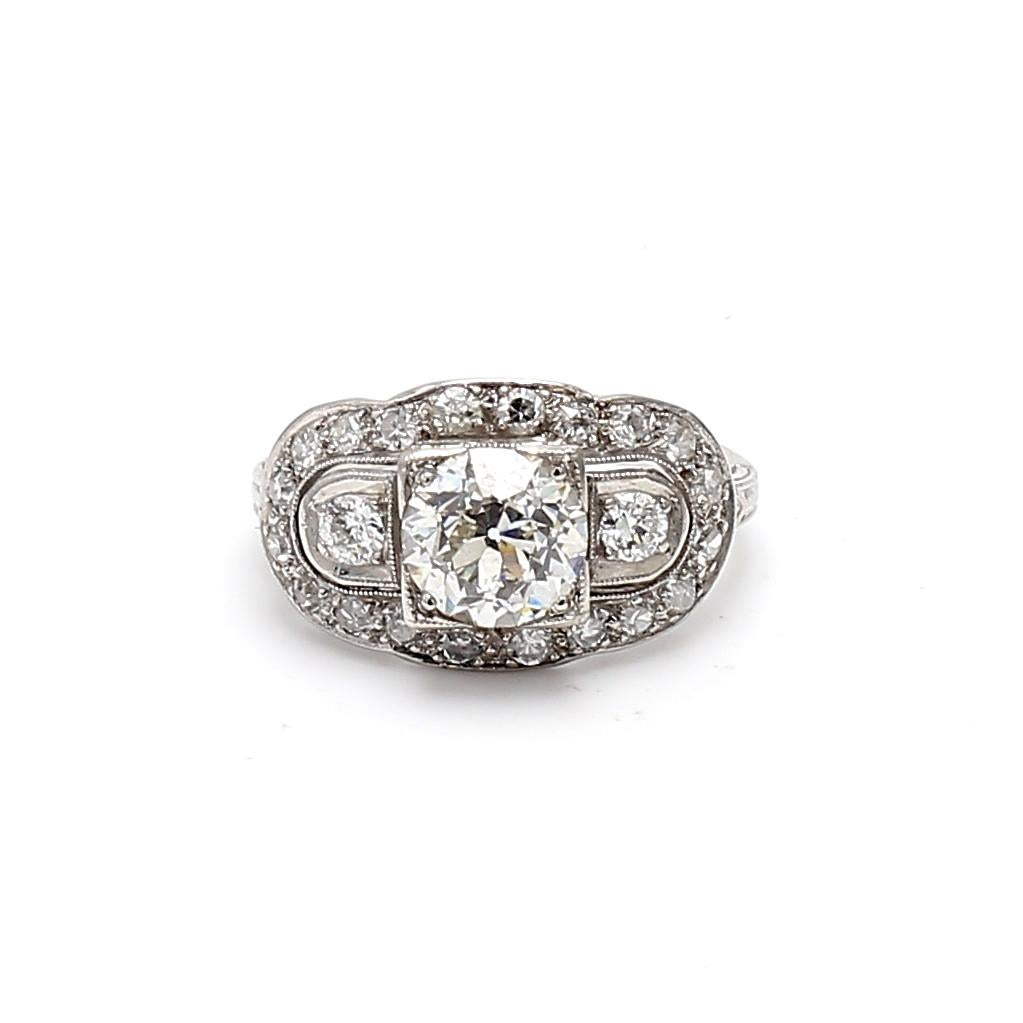 Titre :
Cette élégante bague de fiançailles ancienne met en valeur un diamant taille ancienne européenne de 1,36 carat (J, SI1) certifié par GIA, magnifiquement encadré dans une monture en platine riche en détails d'époque. Autour de la pierre