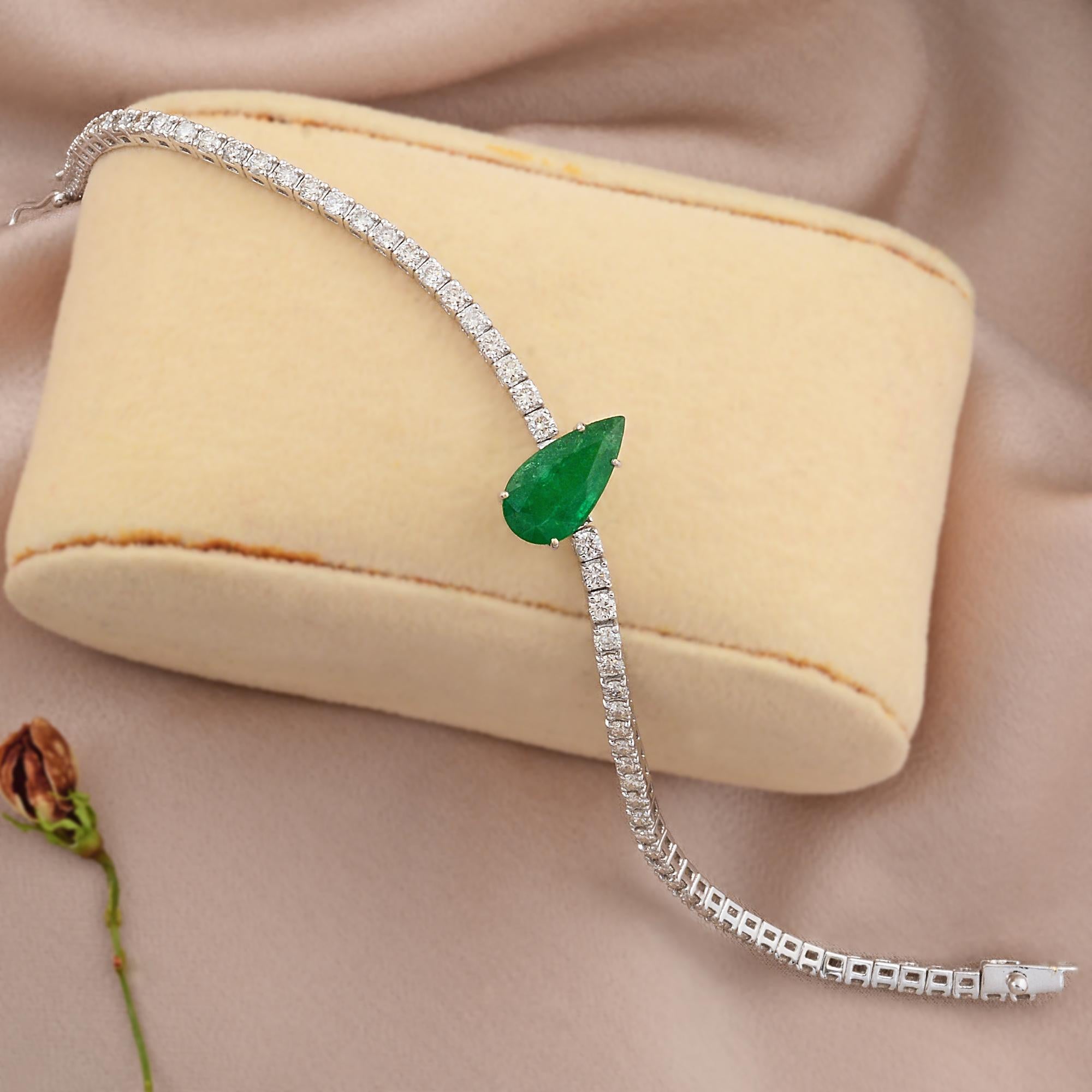 Codice articolo :- SEBR-4173
Peso lordo :- 9.47 gm
Oro bianco 18k Peso :- 8,50 gm
Peso del diamante :- 2.50 Ct. (DIAMANTE DI PUREZZA MEDIA SI1-SI2 E COLORE H-I)
Peso dello smeraldo: 2.36 carati.
Dimensioni del braccialetto :- 7