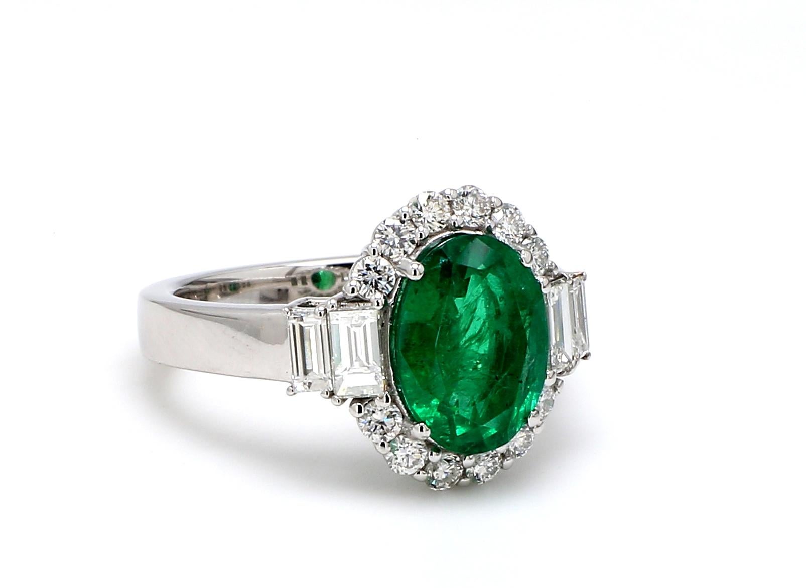 2,36 Karat sambischer ovaler natürlicher Smaragd & Diamant-Halo-Ring aus 18K Weißgold (Ovalschliff) im Angebot