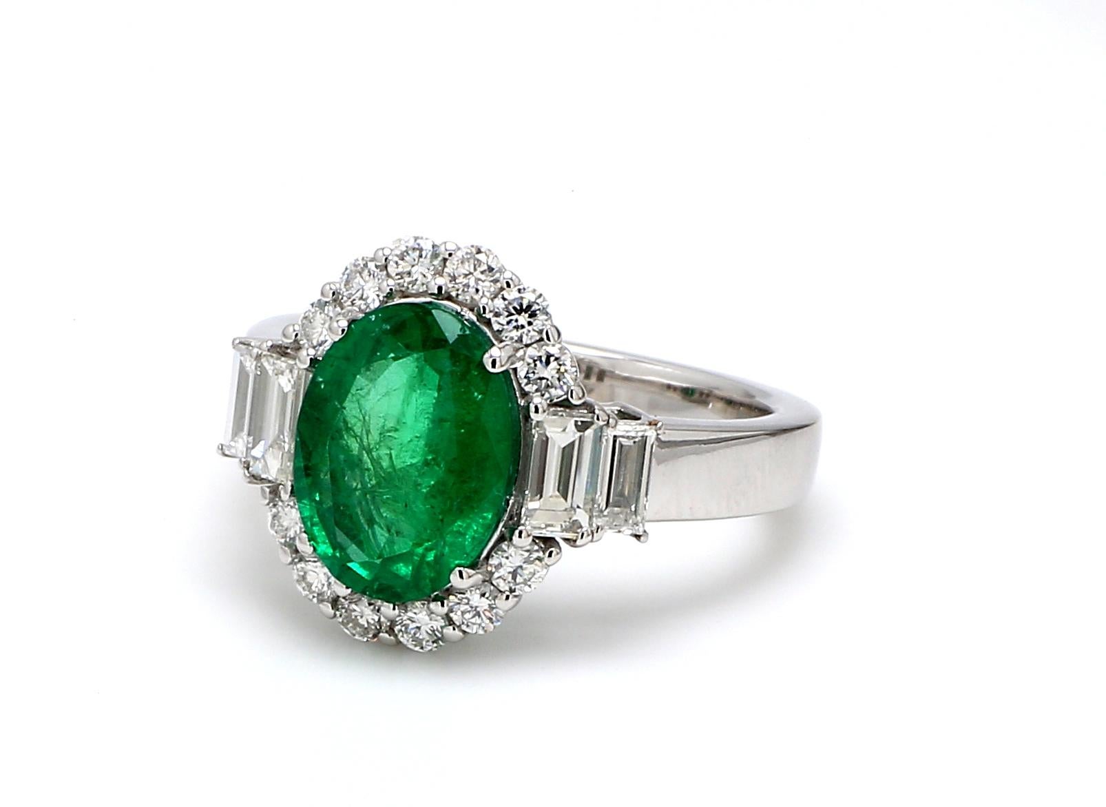 2,36 Karat sambischer ovaler natürlicher Smaragd & Diamant-Halo-Ring aus 18K Weißgold im Angebot 2