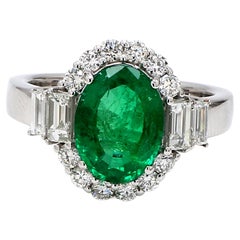 Anello con smeraldo ovale naturale dello Zambia da 2,36 carati e diamanti a raggiera in oro bianco 18 carati