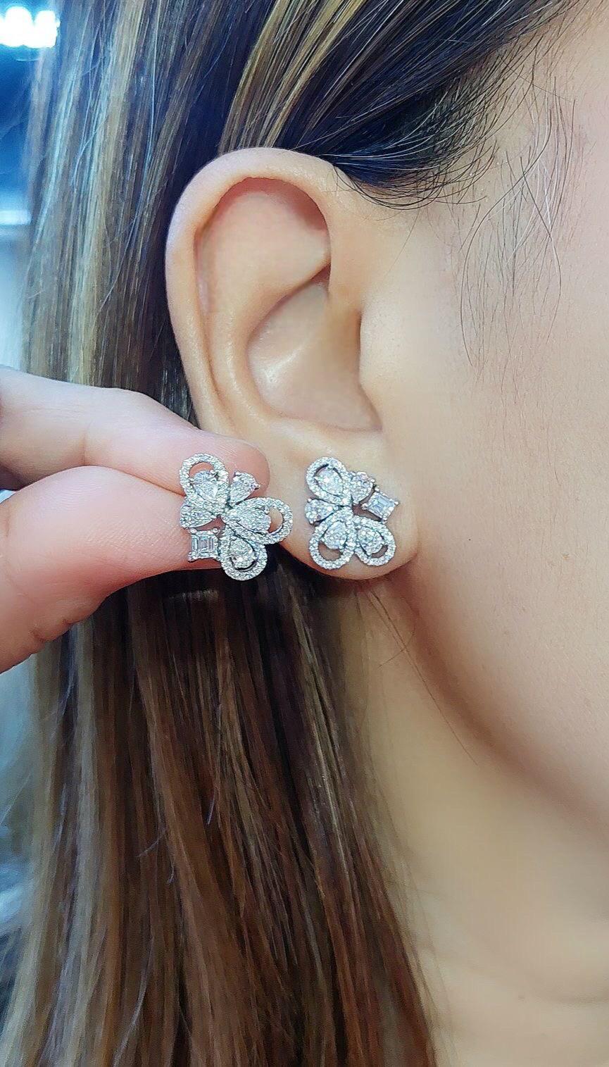 Mixed Cut 2.36 Carats Diamonds 18K Gold Earrings For Sale