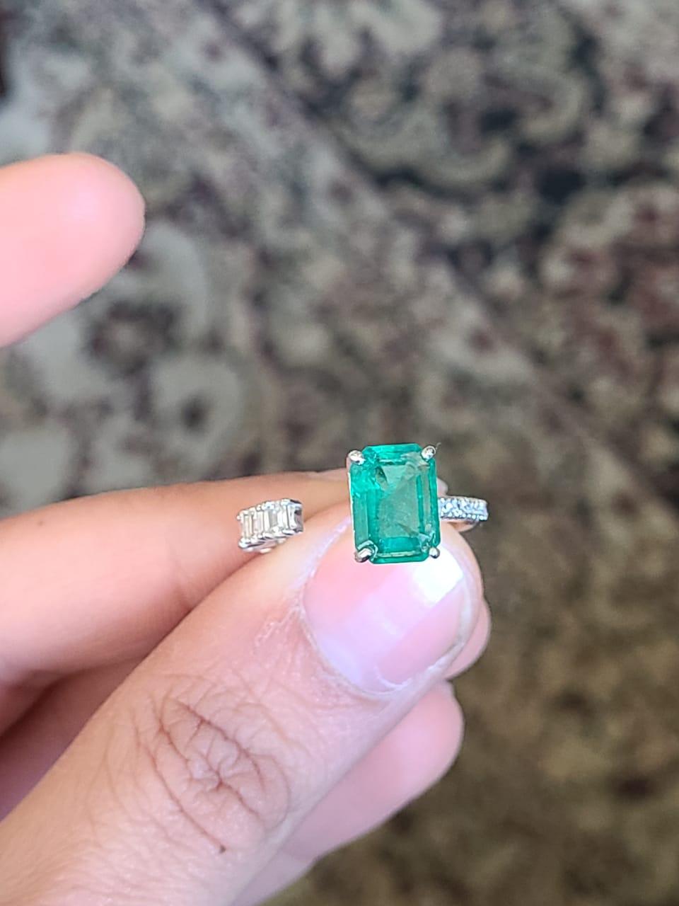 2.36 Carats Zambian Emerald & Diamonds Engagement/Cocktail Ring In New Condition In Hong Kong, HK