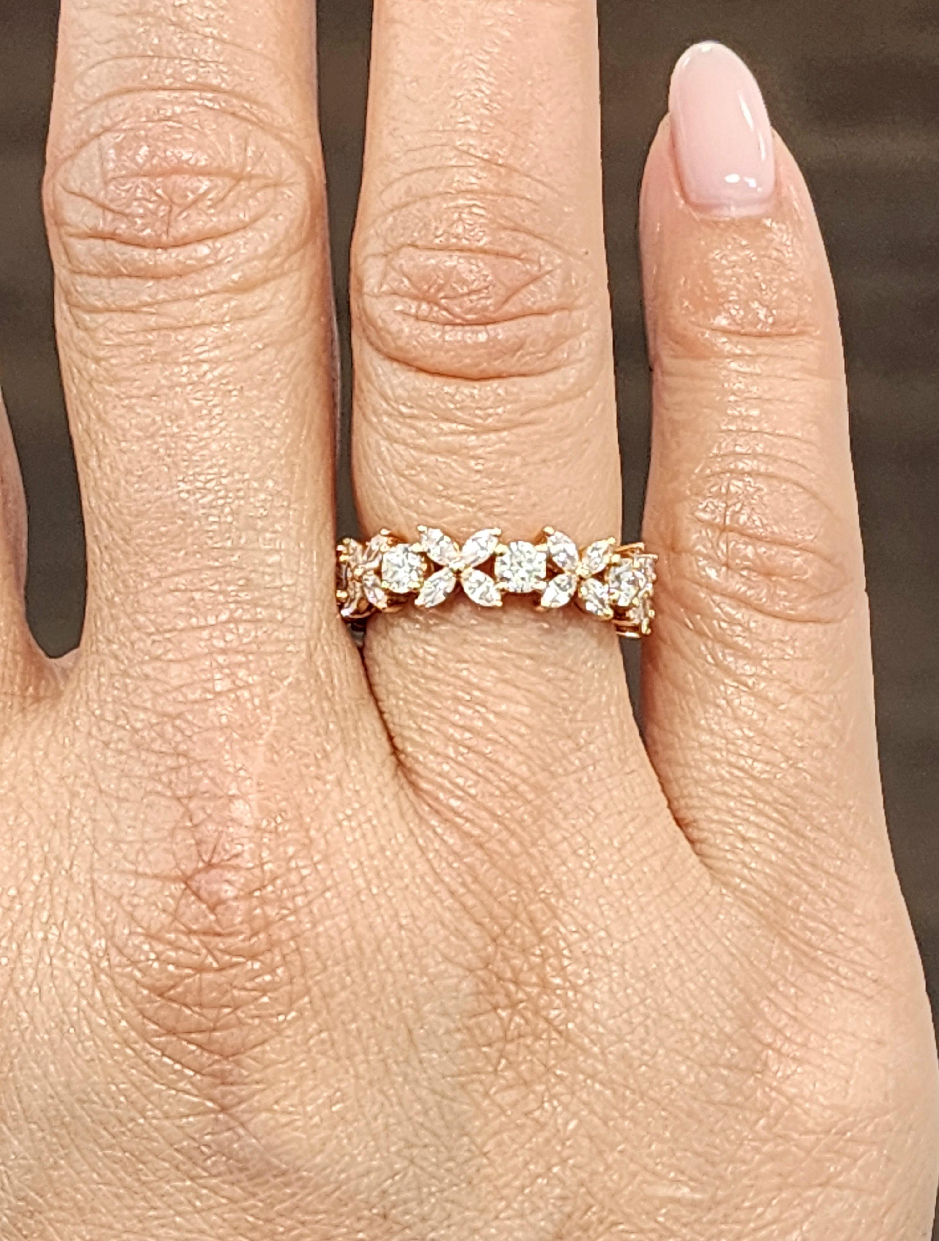 Moderne 2.36 ct Marquise & Round Diamond Band en vente
