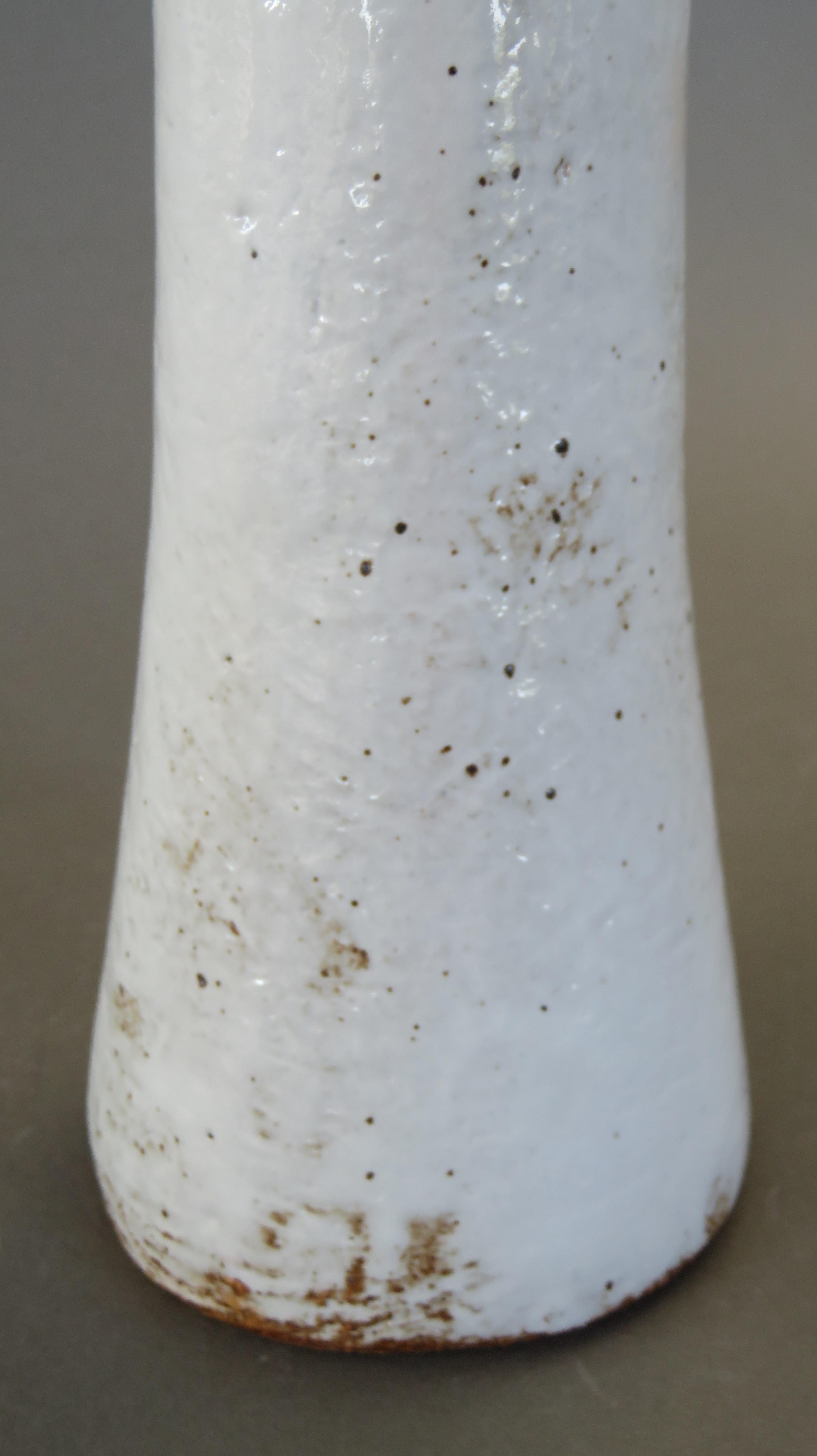 Tall Arcing Ceramic Vase, White Glaze with Brown Edge, Hand Built (Keramik)