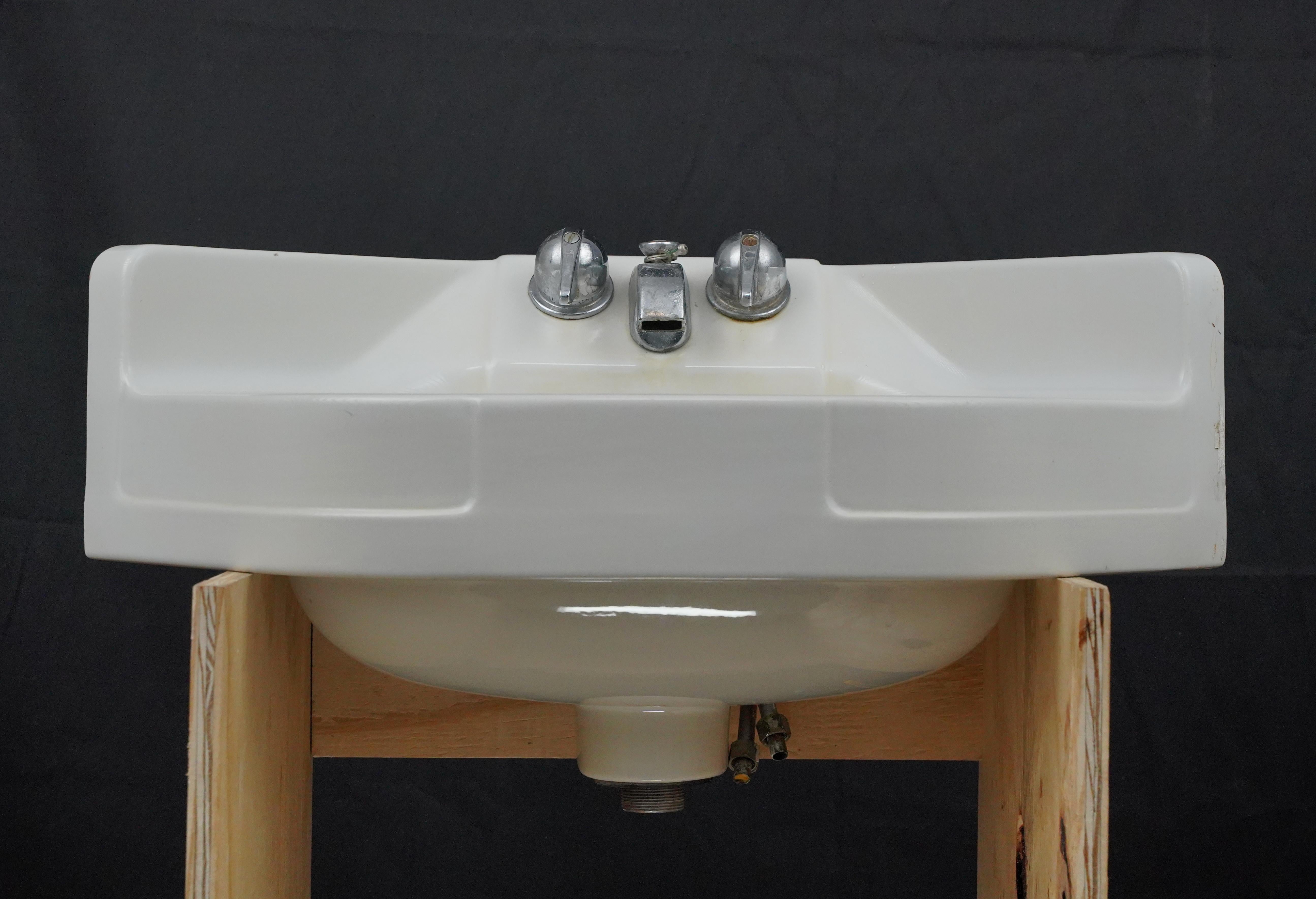 23.635 in. Crane Cornate White Corner Wall Sink In Good Condition For Sale In New York, NY