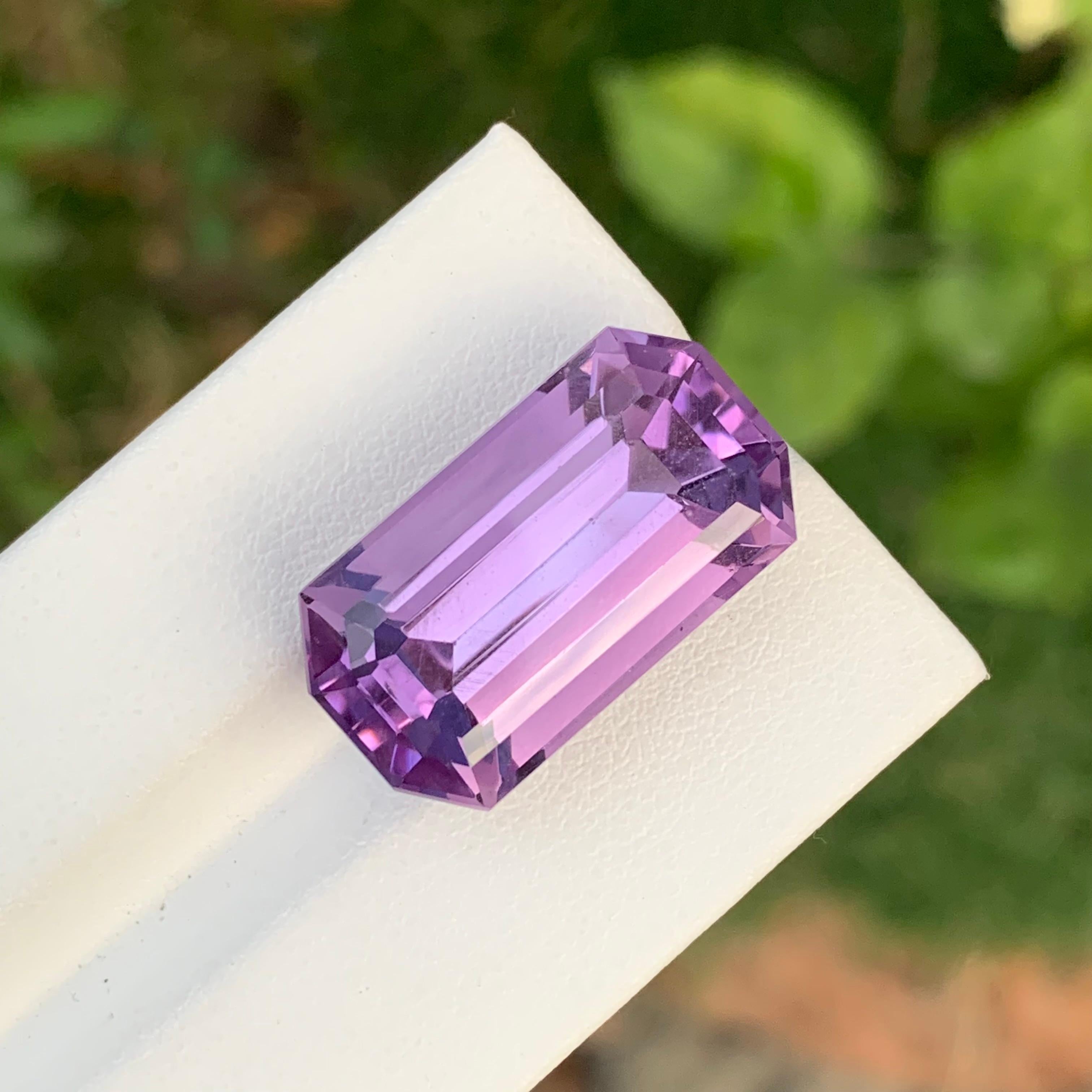 23,65 Karat Riesige Natürliche Lose Amethyst Smaragd Form Edelstein für Halskette im Zustand „Neu“ im Angebot in Peshawar, PK