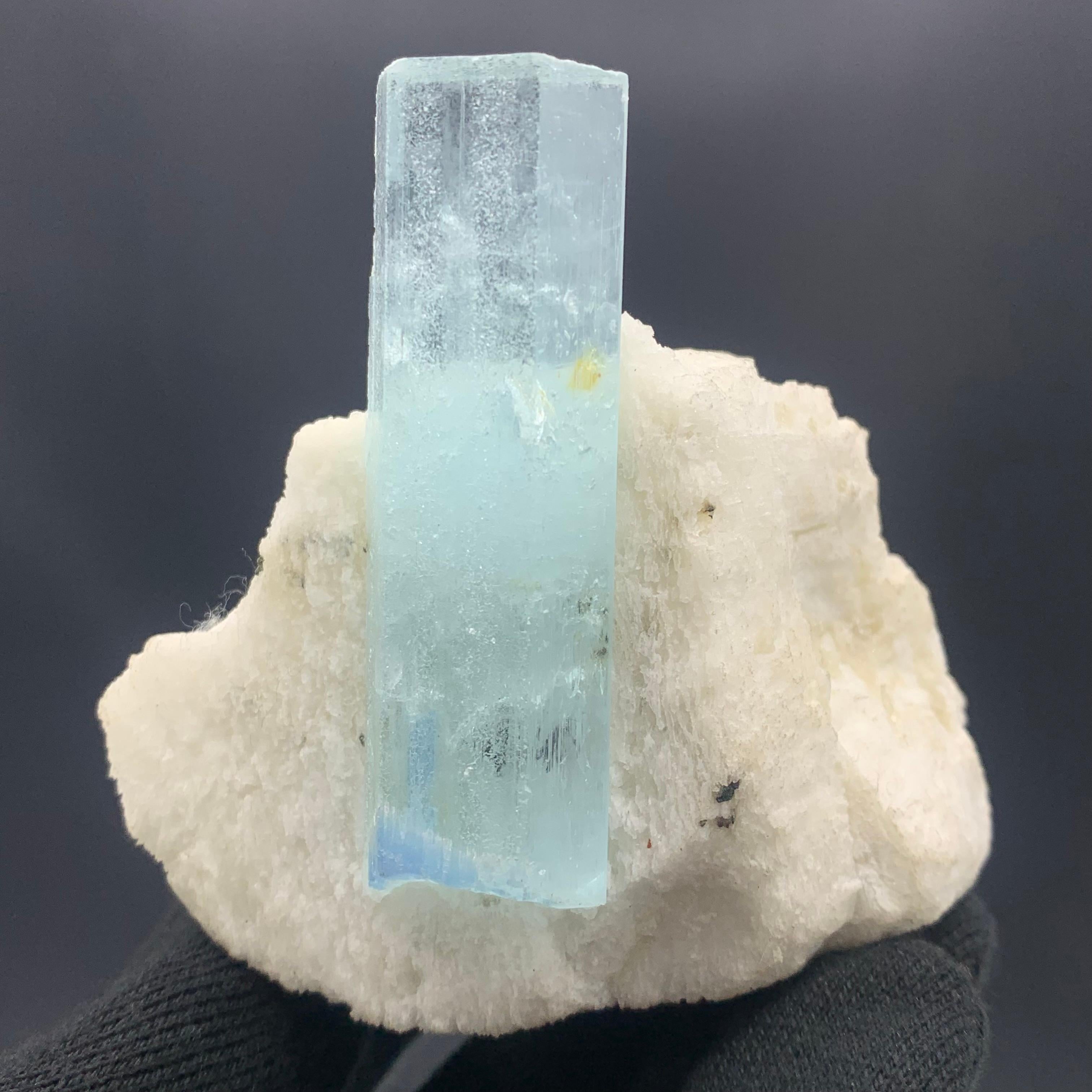 Style Adam 236.5 Grammes Joli cristal d'aigue-marine sur feldspath provenant de la vallée de Shigar, Pakistan en vente