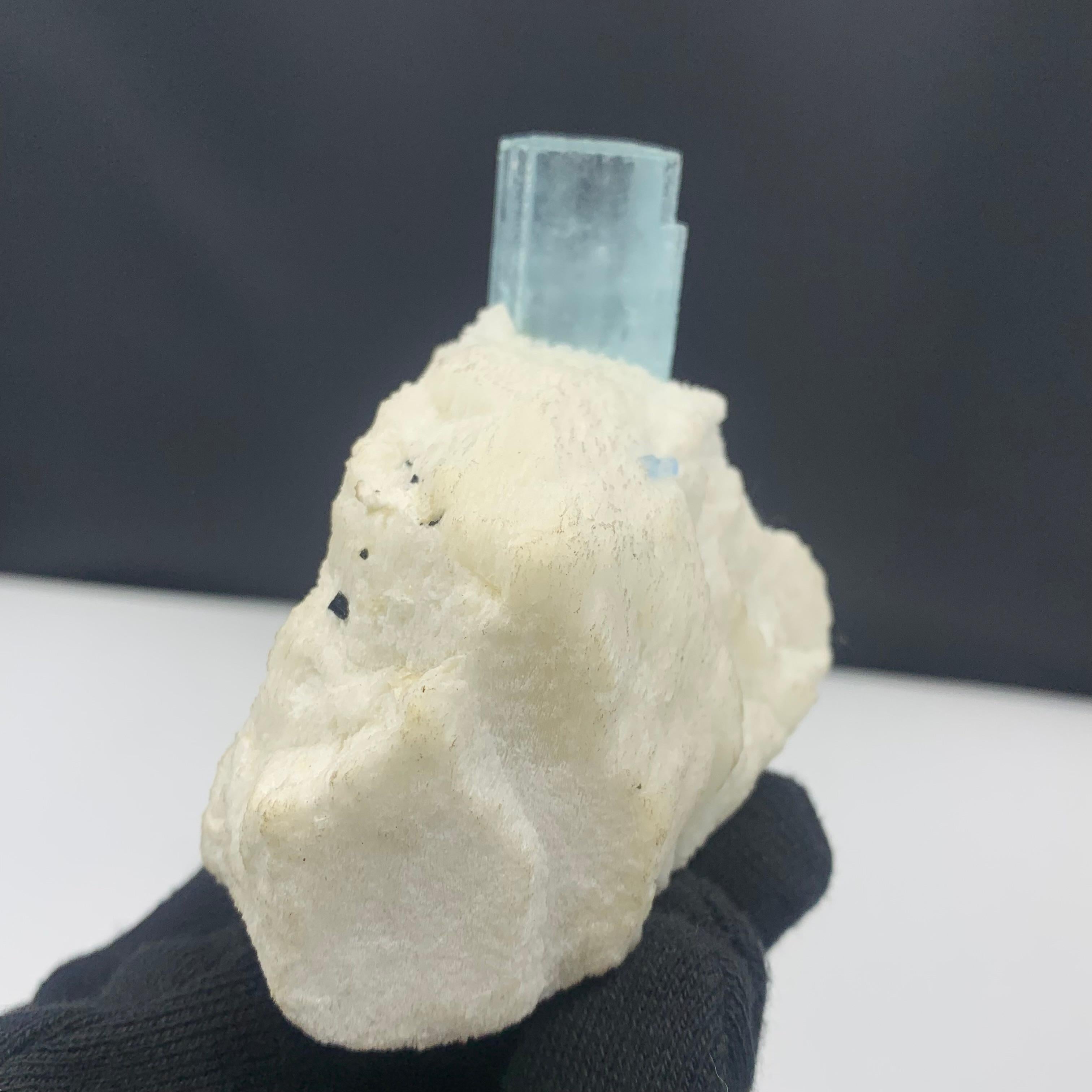 Autre 236.5 Grammes Joli cristal d'aigue-marine sur feldspath provenant de la vallée de Shigar, Pakistan en vente