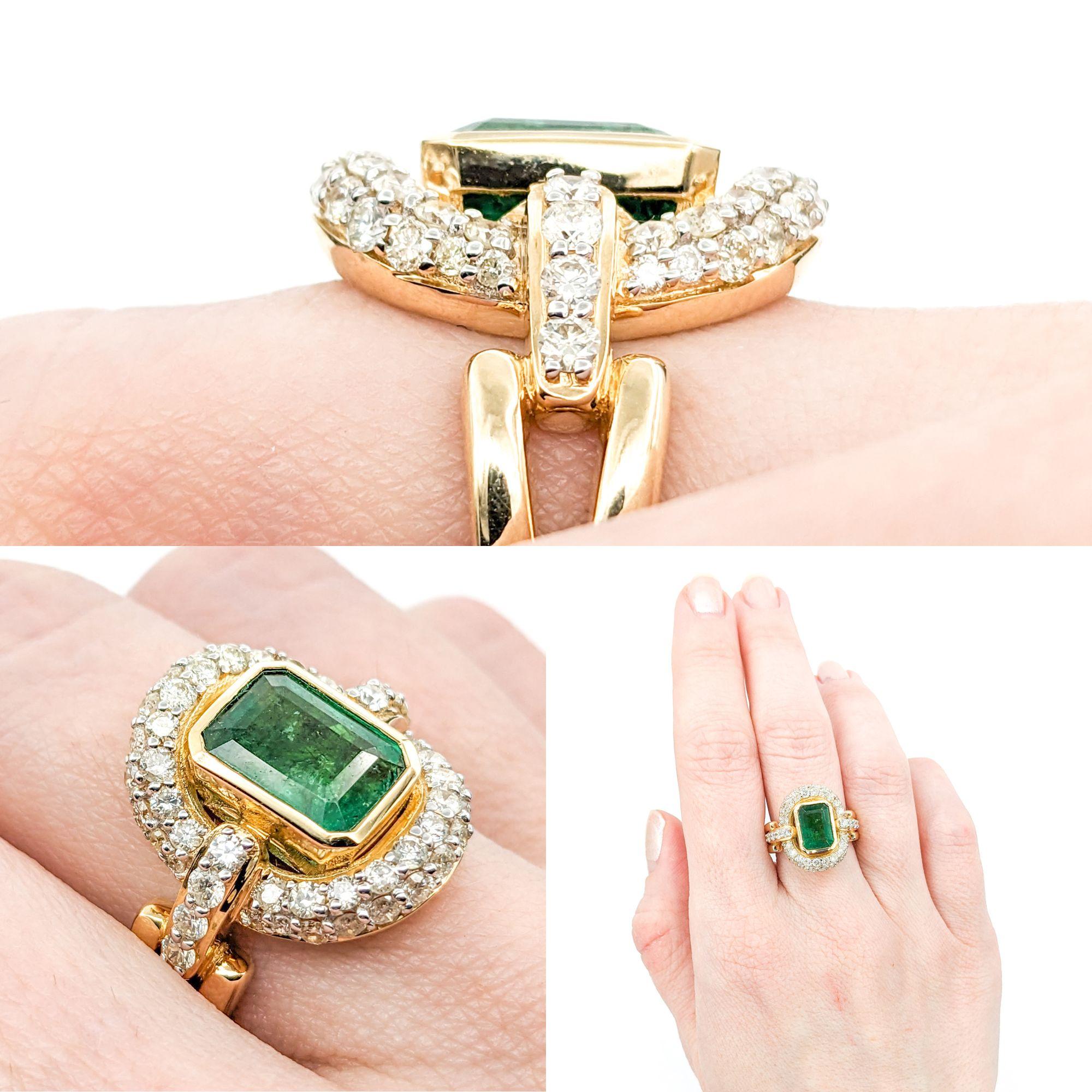 2,36 Karat Smaragdring mit Diamanten in Gelbgold

Wir präsentieren diesen exquisiten Edelsteinring aus 14-karätigem Gold, der sich durch seine Eleganz auszeichnet. Das Herzstück dieses Designs ist ein auffälliger Smaragd mit 2,36 Karat, der