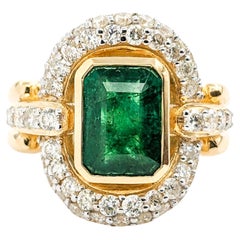 2,36 Karat Smaragdring mit Diamanten in Gelbgold